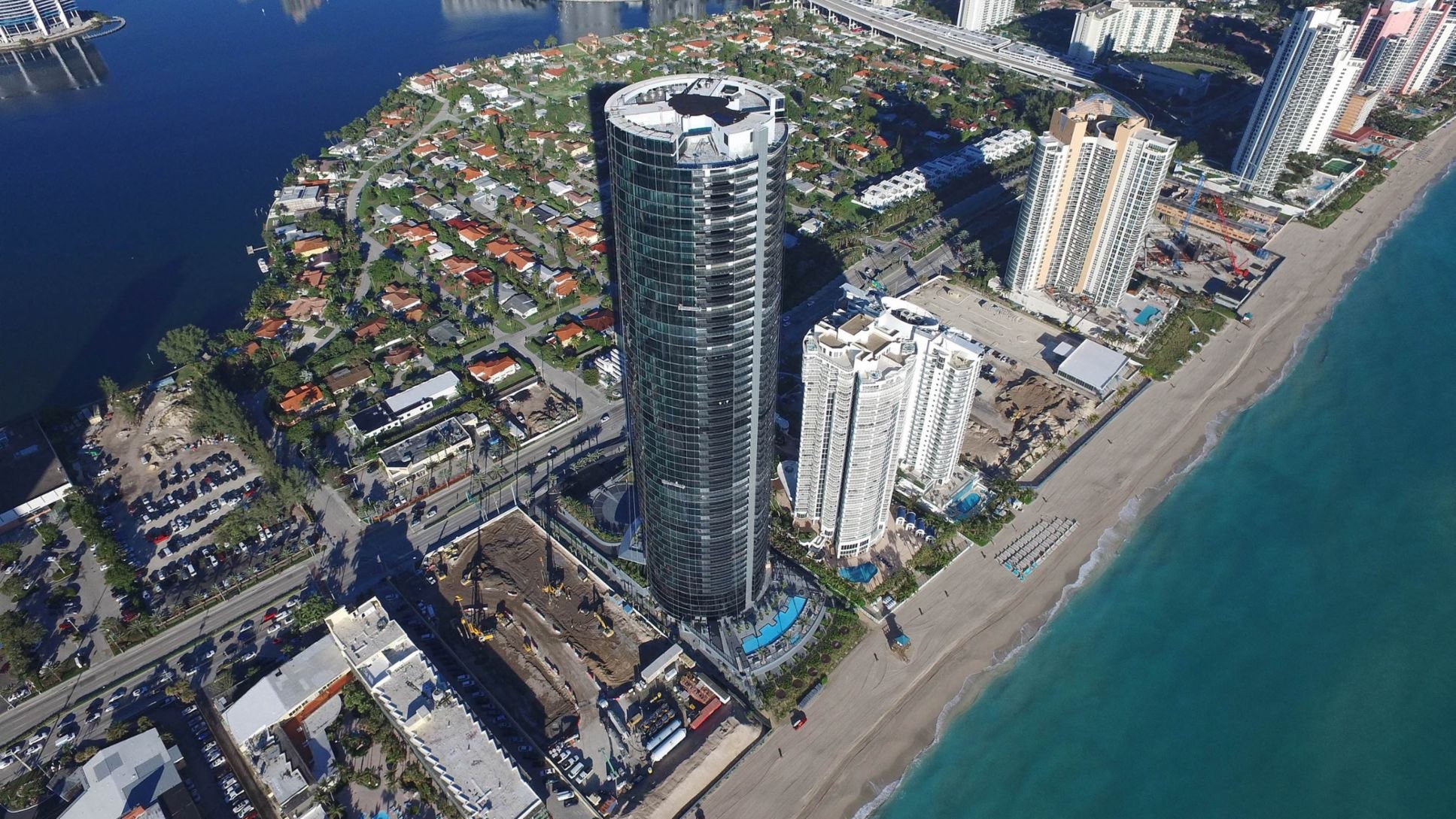 Porsche Design Tower: Шестьдесят этажей на песке