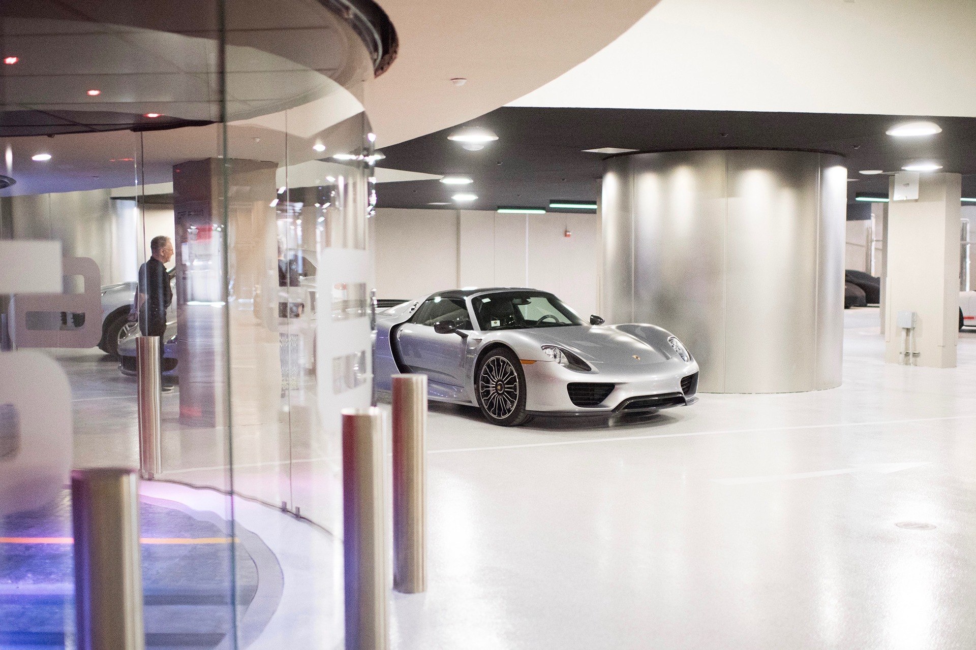 Porsche Design Tower: Ваш автомобиль поднимается вместе с вами