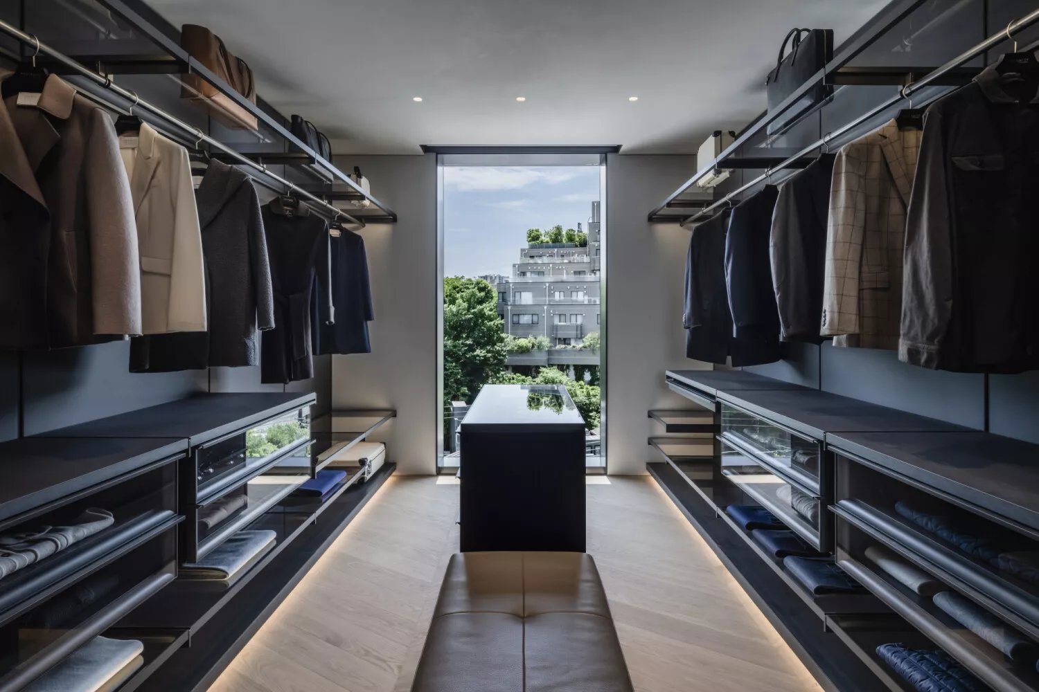 N°001 Minami Aoyama: Vestidor, vidrio de piso a techo