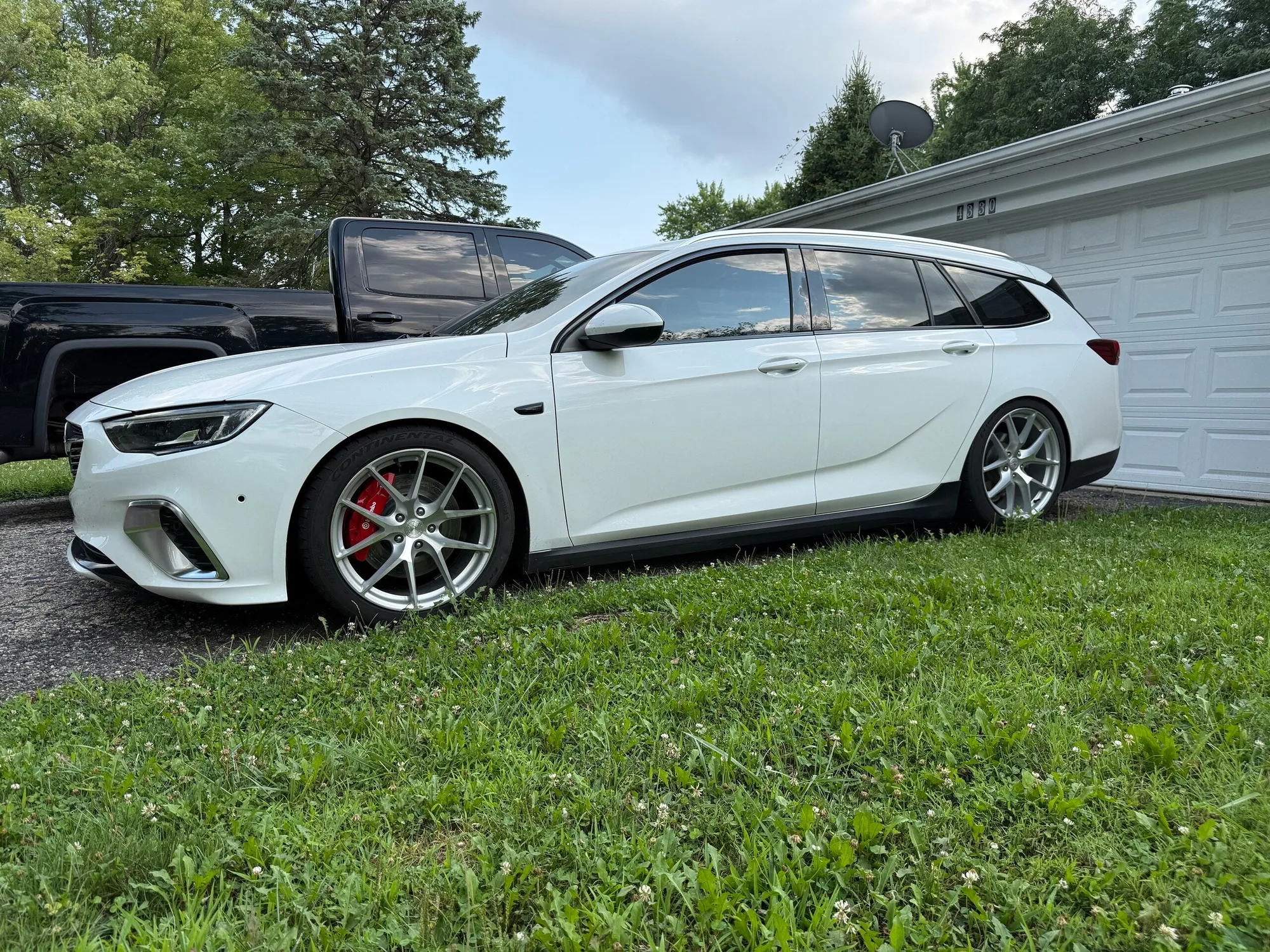 Aodhan AFF7 on Buick Regal TourX 6th gen (Opel Insignia B)