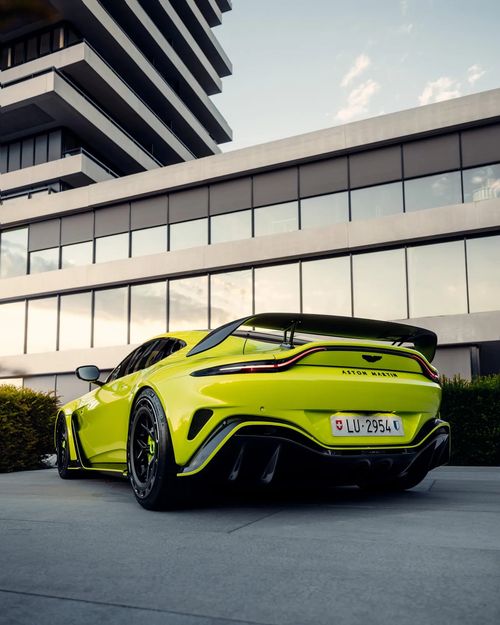 Brixton Forged PF7 +aerotech on Aston Martin V12 Vantage (2022)