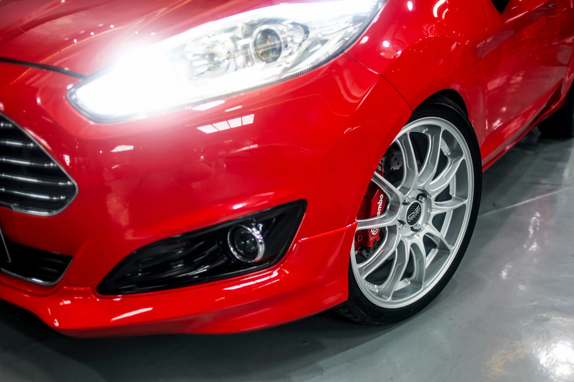 OZ Racing HyperGT HLT on Ford Fiesta Mk7.1