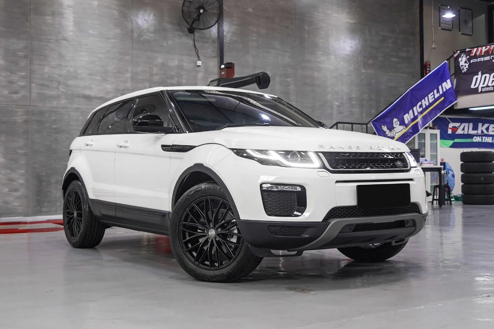 OZ Racing Italia 150 5H on Land Rover Range Rover Evoque L538.1