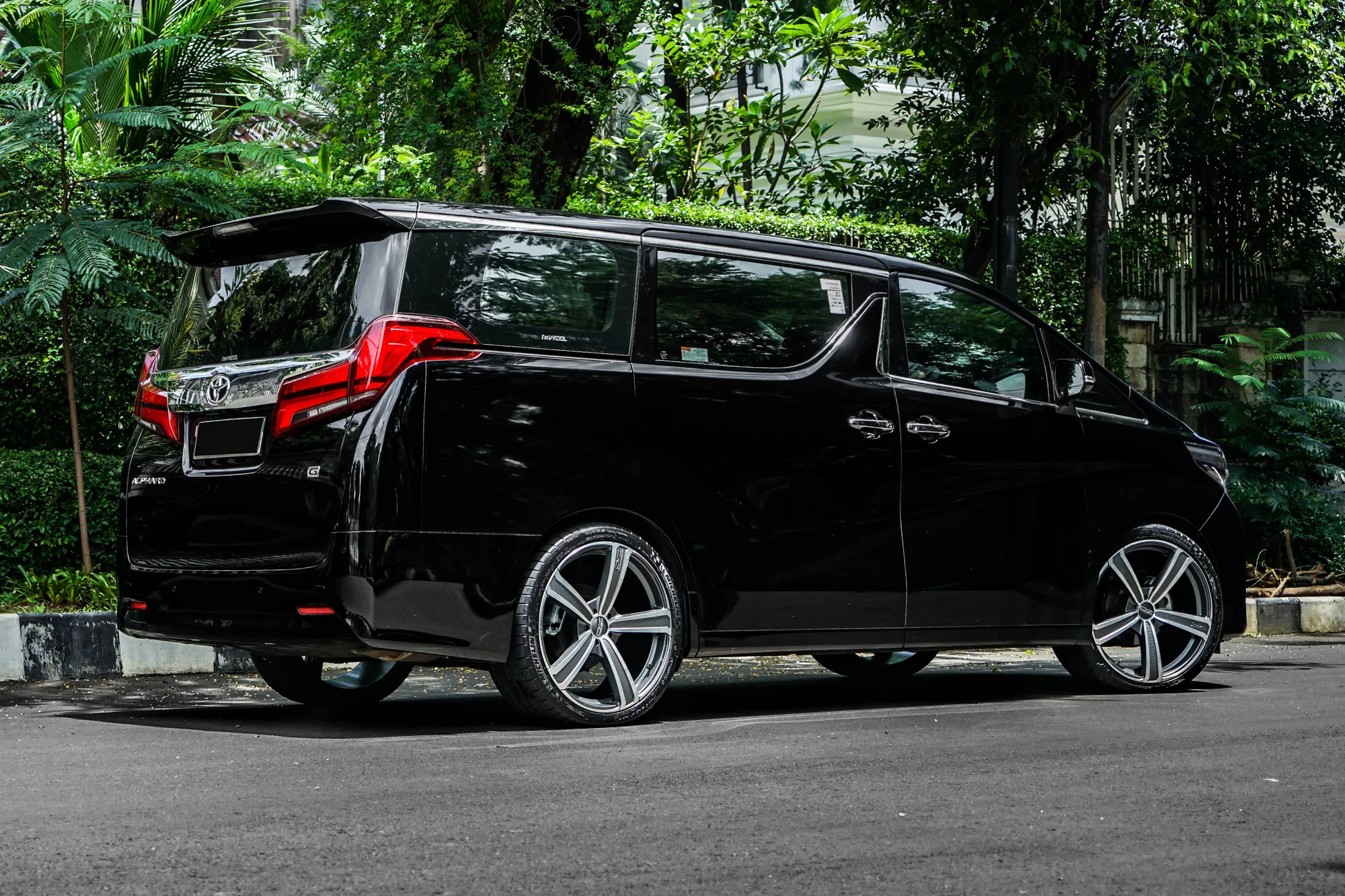 OZ Racing Montecarlo HLT on Toyota Alphard AH30.1, photo 3