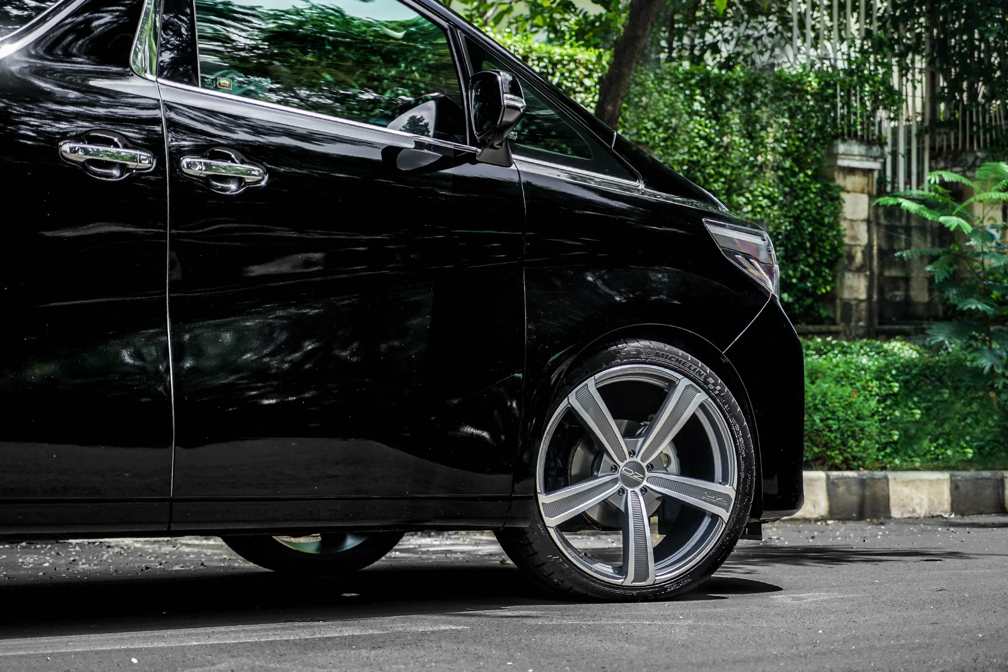 OZ Racing Montecarlo HLT on Toyota Alphard AH30.1, photo 11