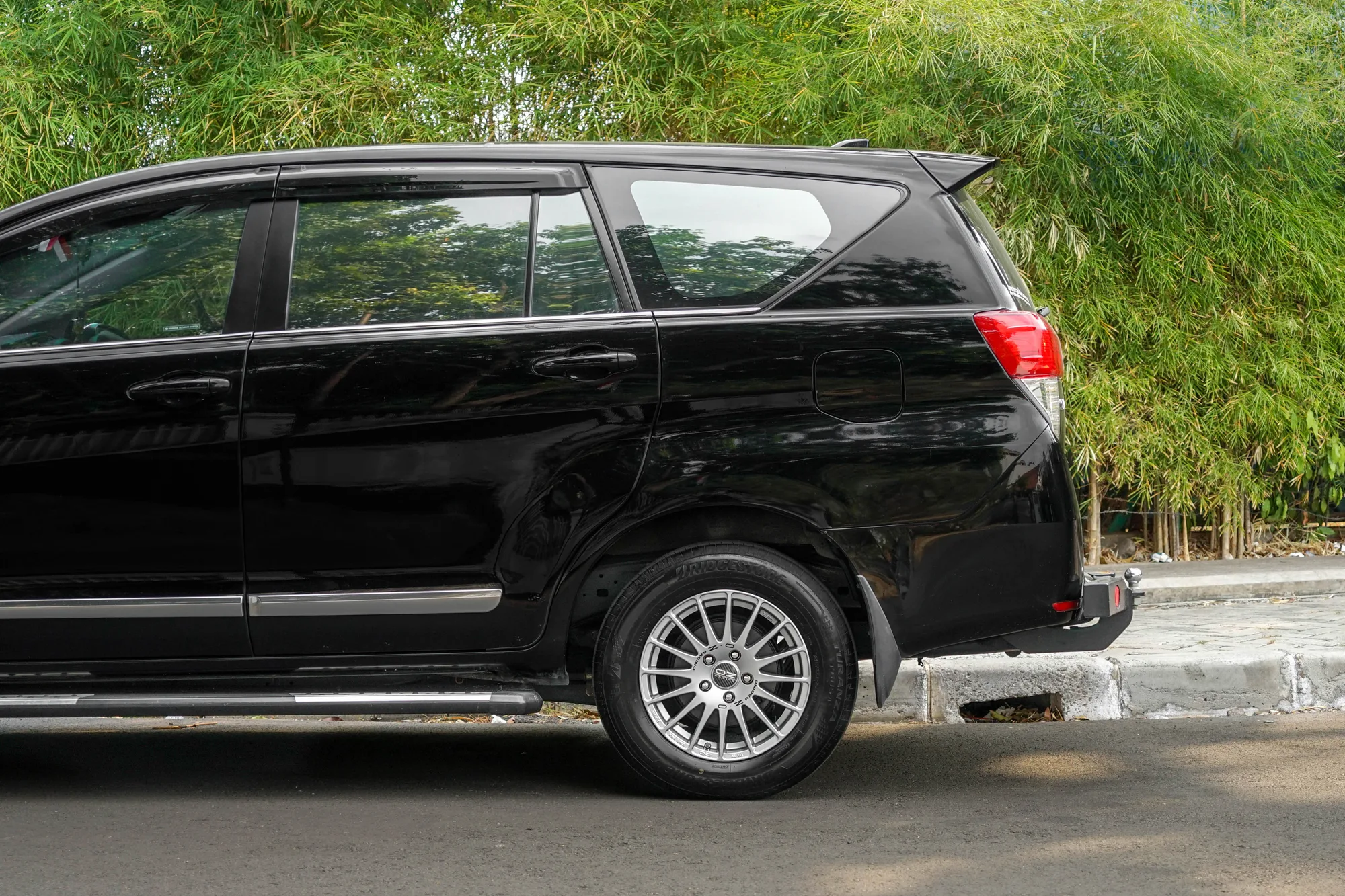 OZ Racing Superturismo GT on Toyota Innova AN140