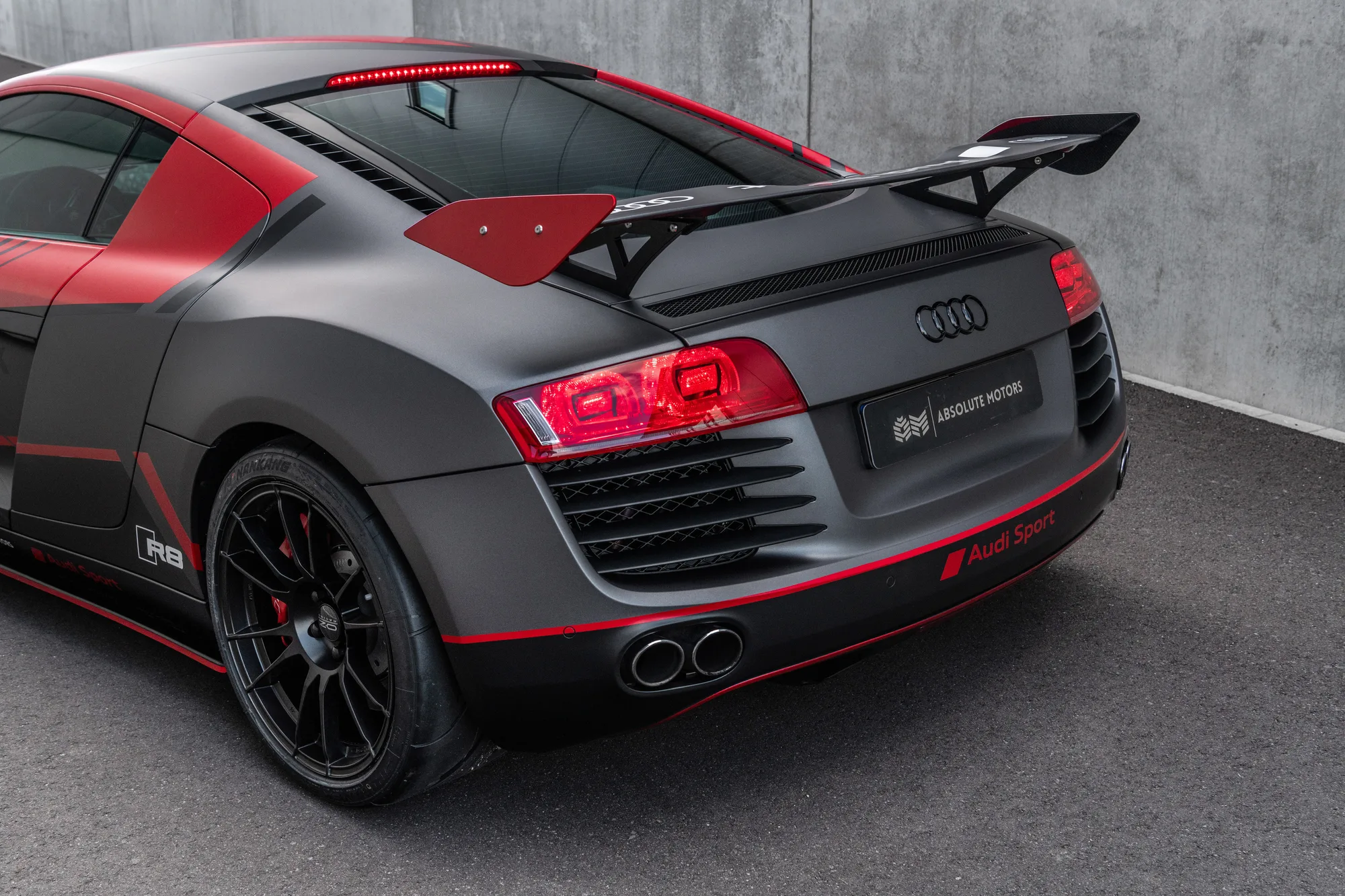 OZ Racing Ultraleggera HLT on Audi R8 Type 42.1