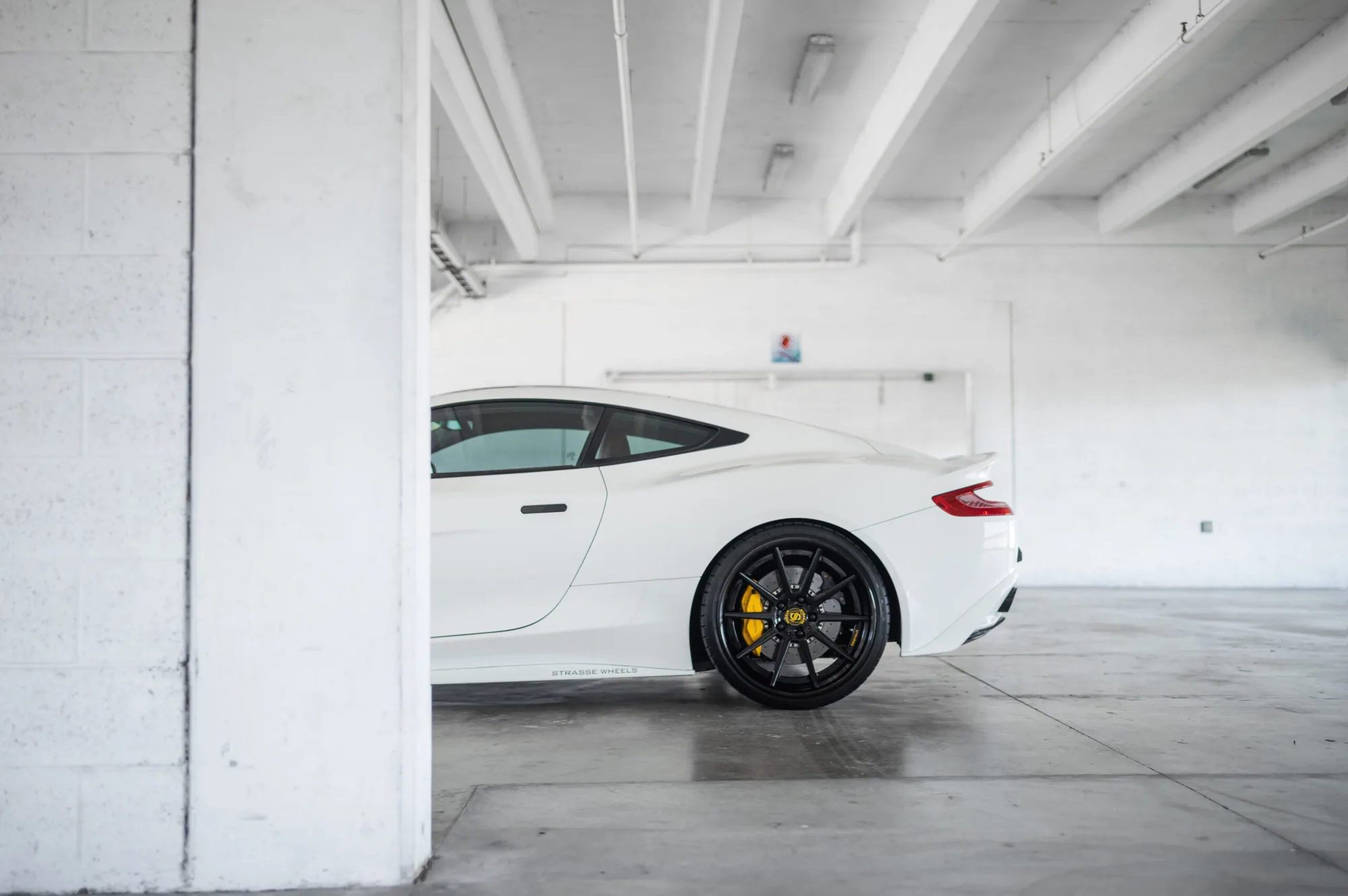 Strasse R10 Deep Concave FS on Aston Martin Vanquish (2012), photo 2