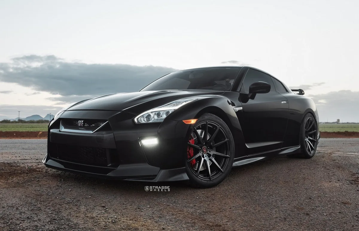 Strasse R10 Deep Concave Monoblock on Nissan GT-R R35.2
