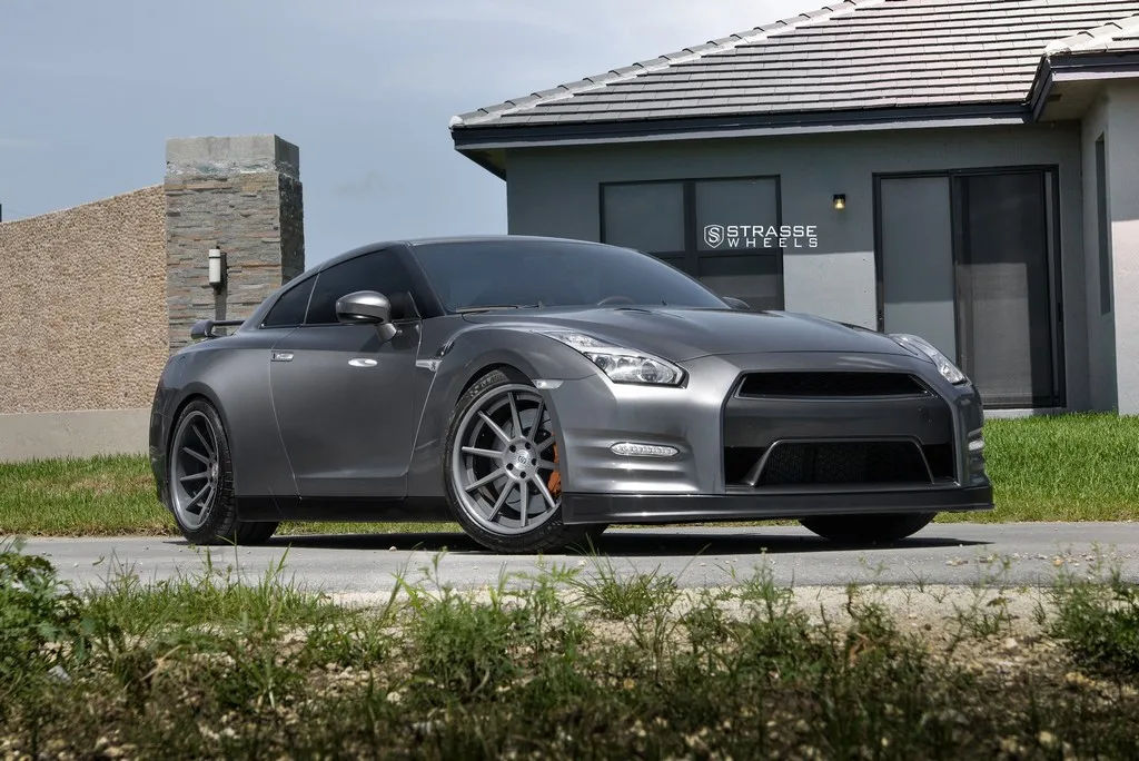 Strasse R10 Deep Concave on Nissan GT-R R35.2