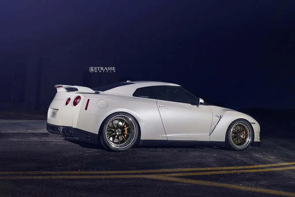Strasse R10 Performance Series SM on Nissan GT-R R35.1