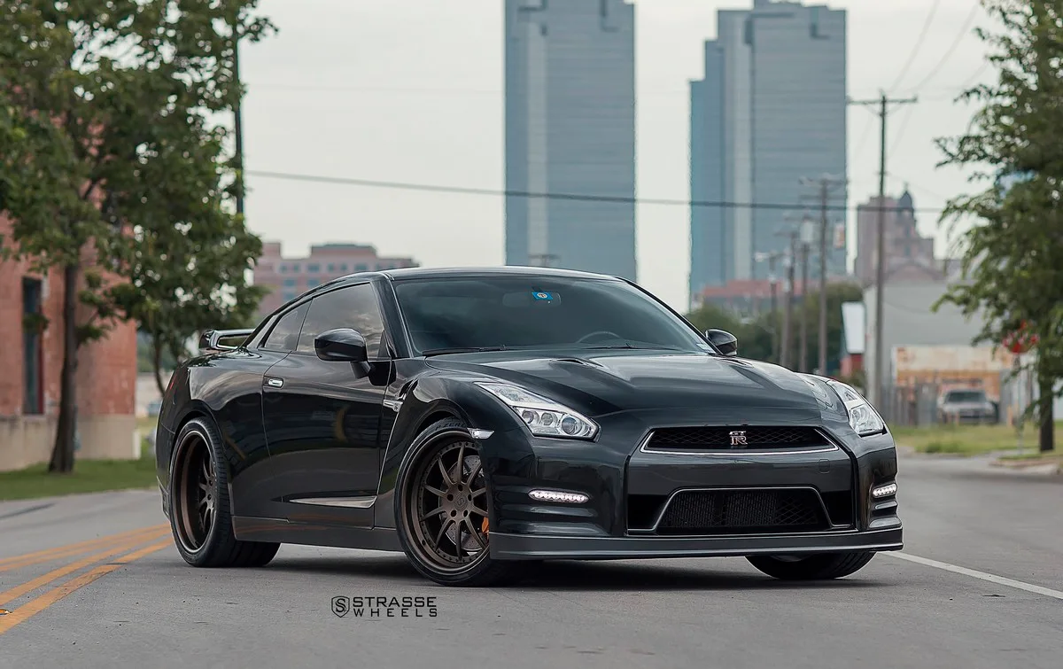 Strasse R10 Performance Series on Nissan GT-R R35.1