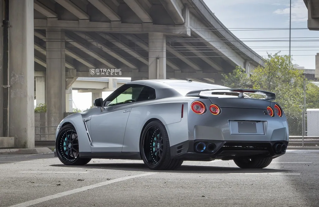 Strasse R10 Signature Series on Nissan GT-R R35.1
