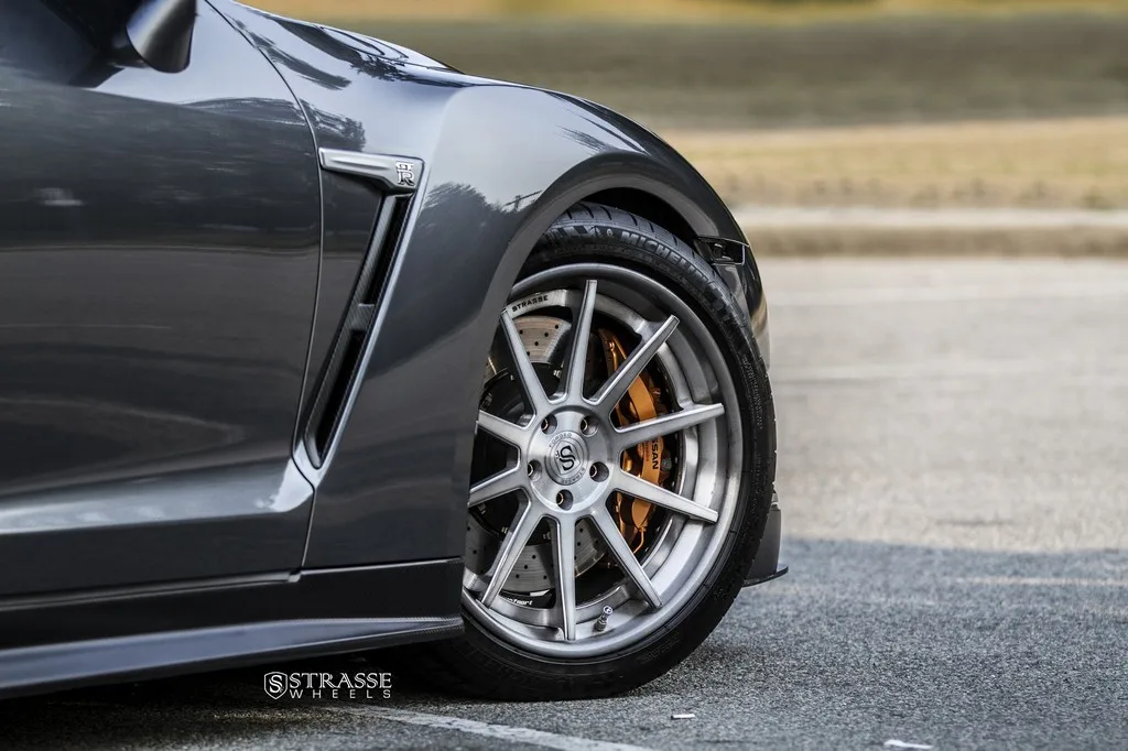 Strasse R10 on Nissan GT-R R35.1