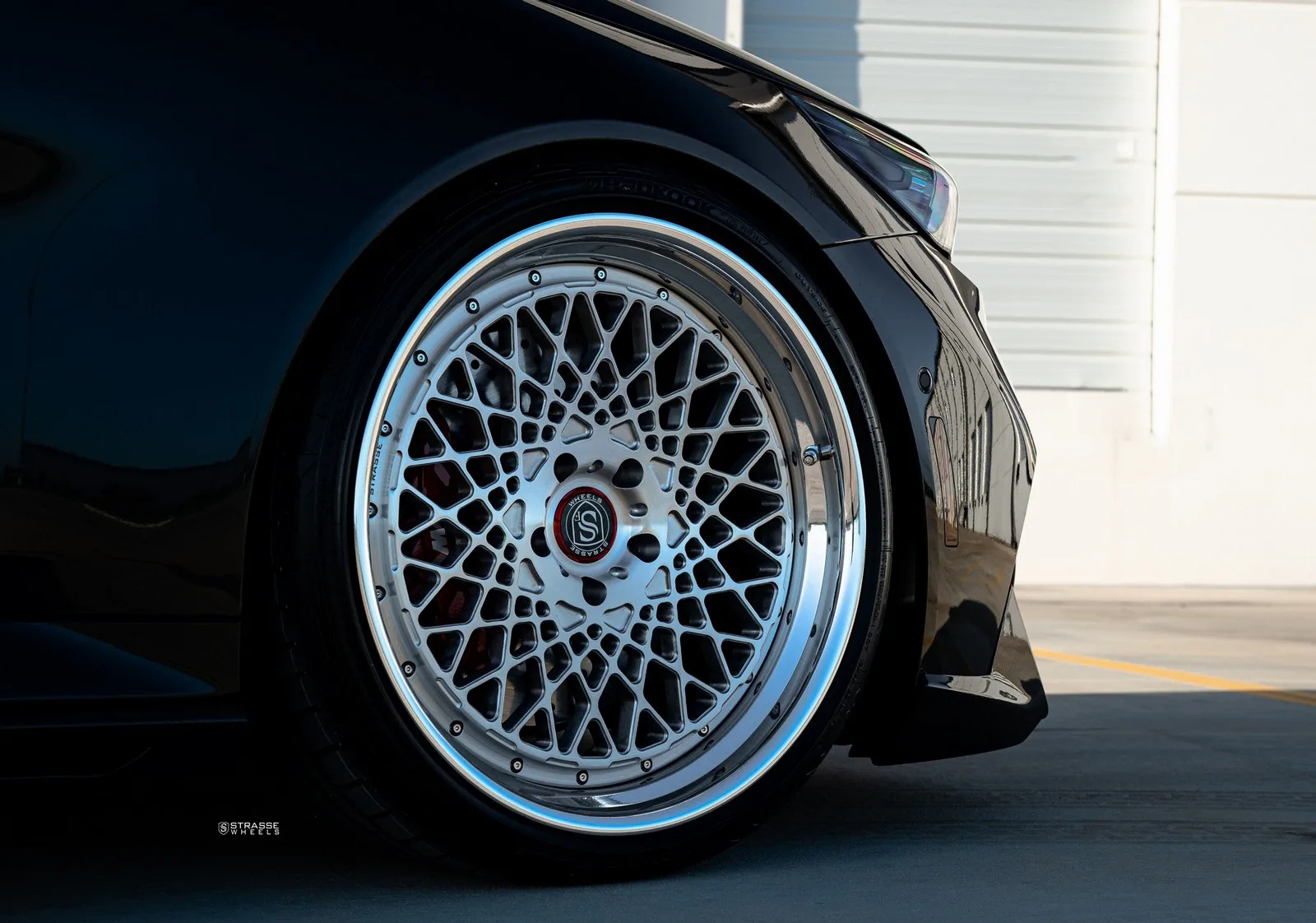 Strasse SC20 Track Series on BMW M5 G90, photo 5