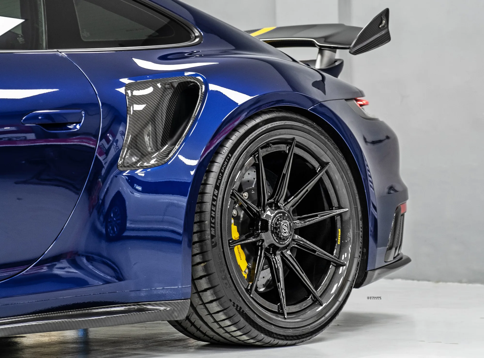 Strasse SV10-RS Ultralight Carbon on Porsche 911 992.1, photo 12