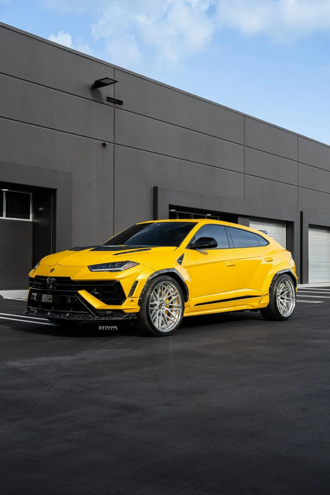 Strasse SV10M Deep Concave FS on Lamborghini Urus S