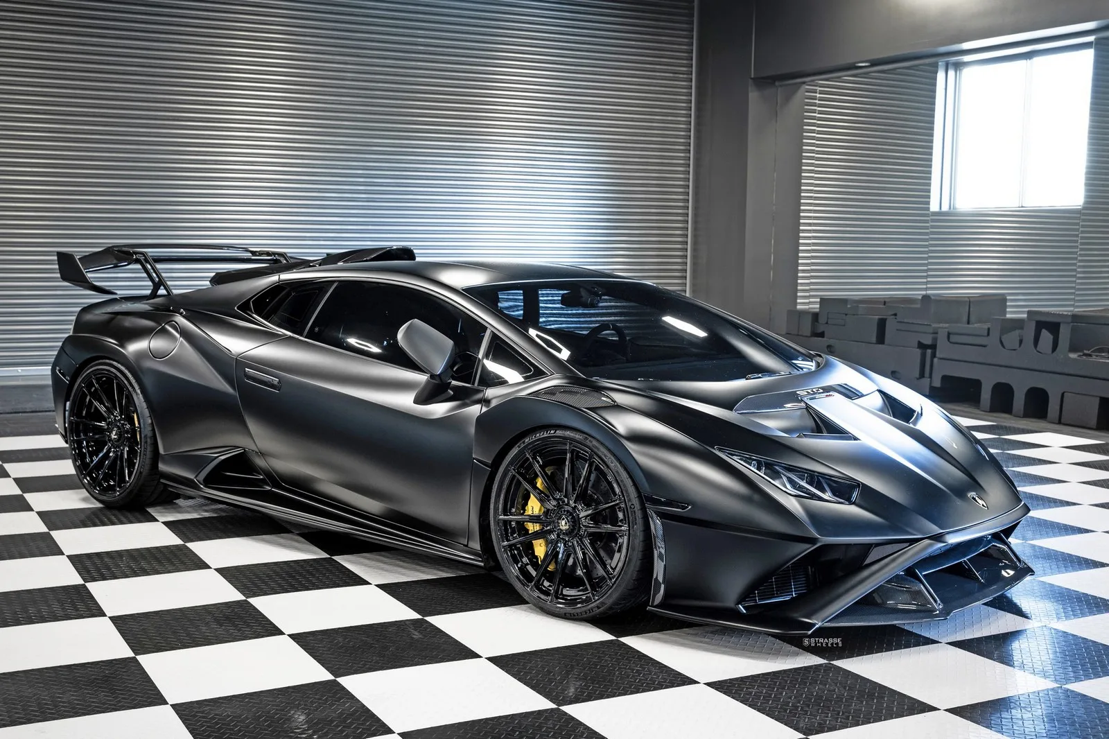 Strasse SV12 Deep Concave Duoblock on Lamborghini Huracan EVO