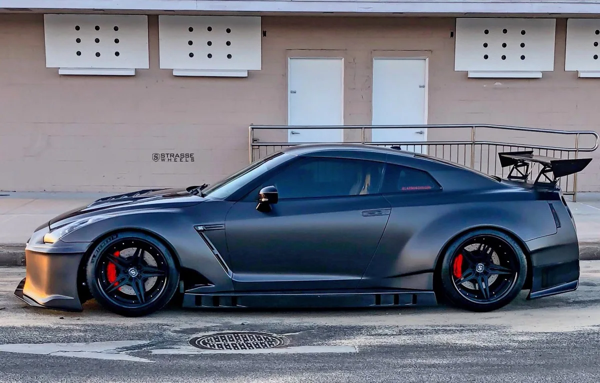 Strasse SV2 Deep Concave FS on Nissan GT-R R35.1