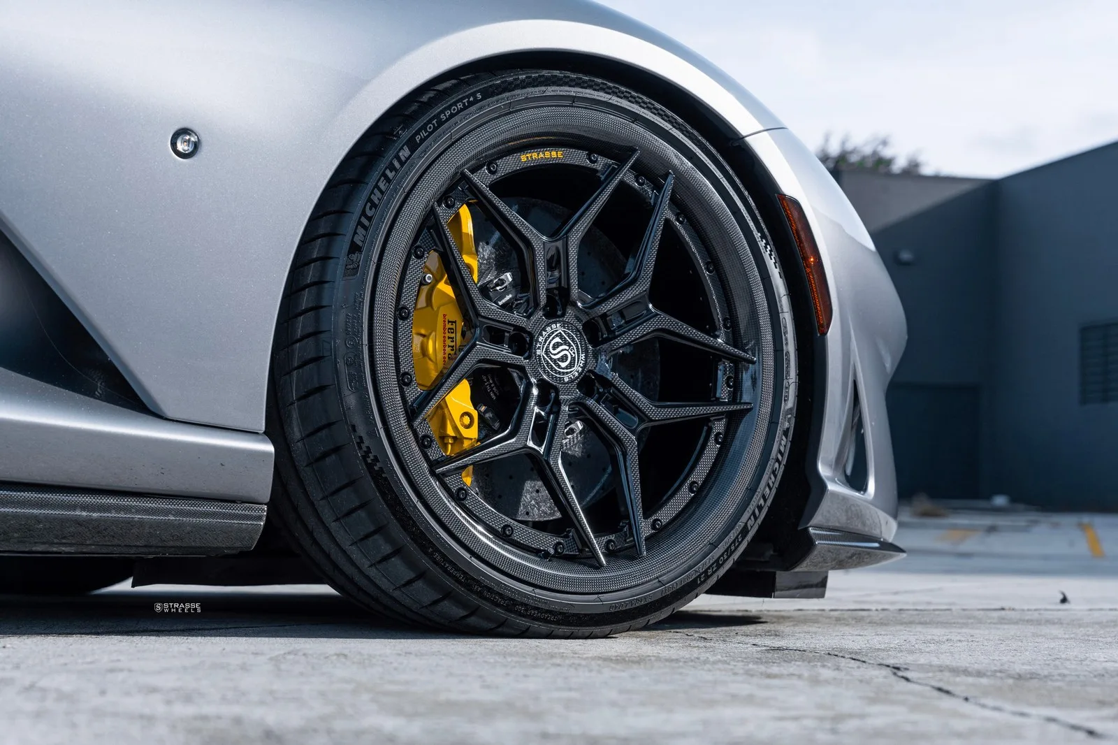 Strasse SV5R Ultralight Carbon on Ferrari 812 F152M, photo 2