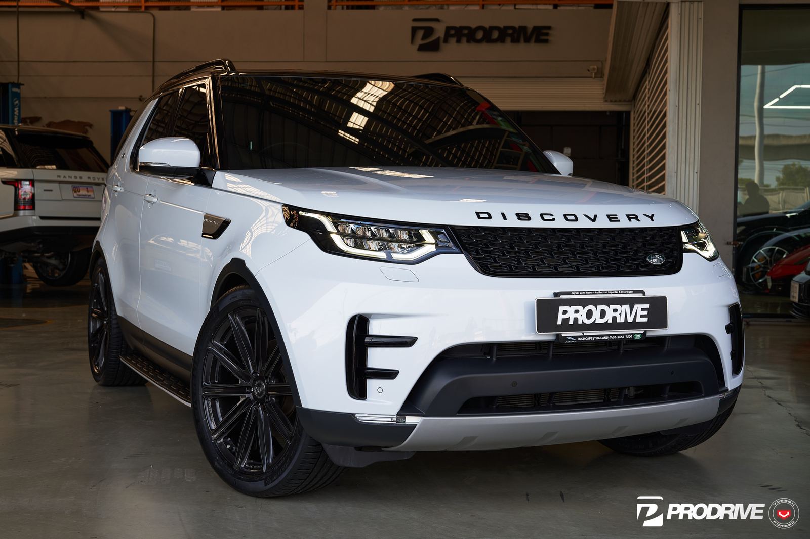 Vossen Forged UV-2 on Land Rover Discovery 5 (L462)
