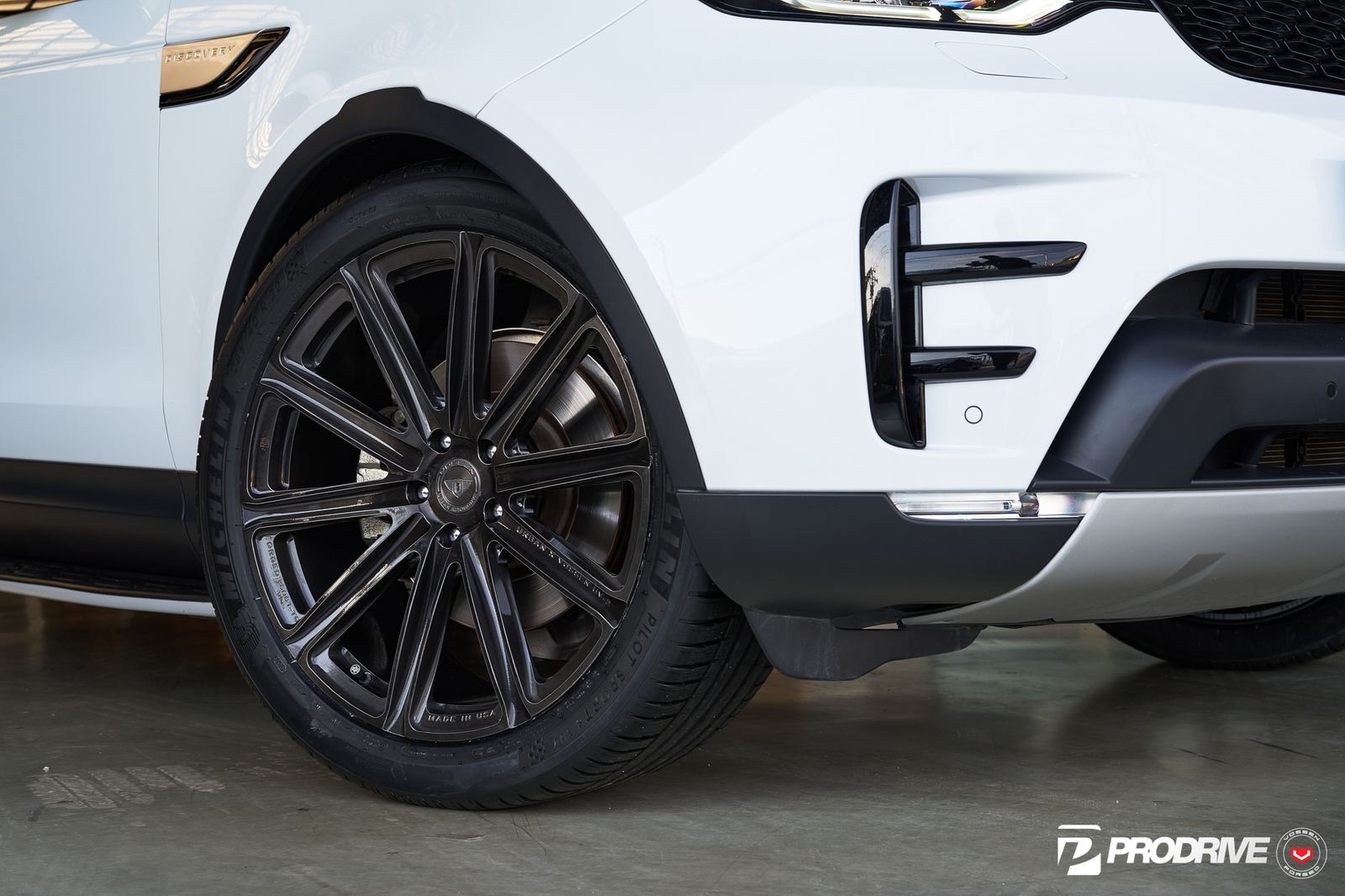Vossen Forged UV-2 on Land Rover Discovery 5 (L462), photo 3