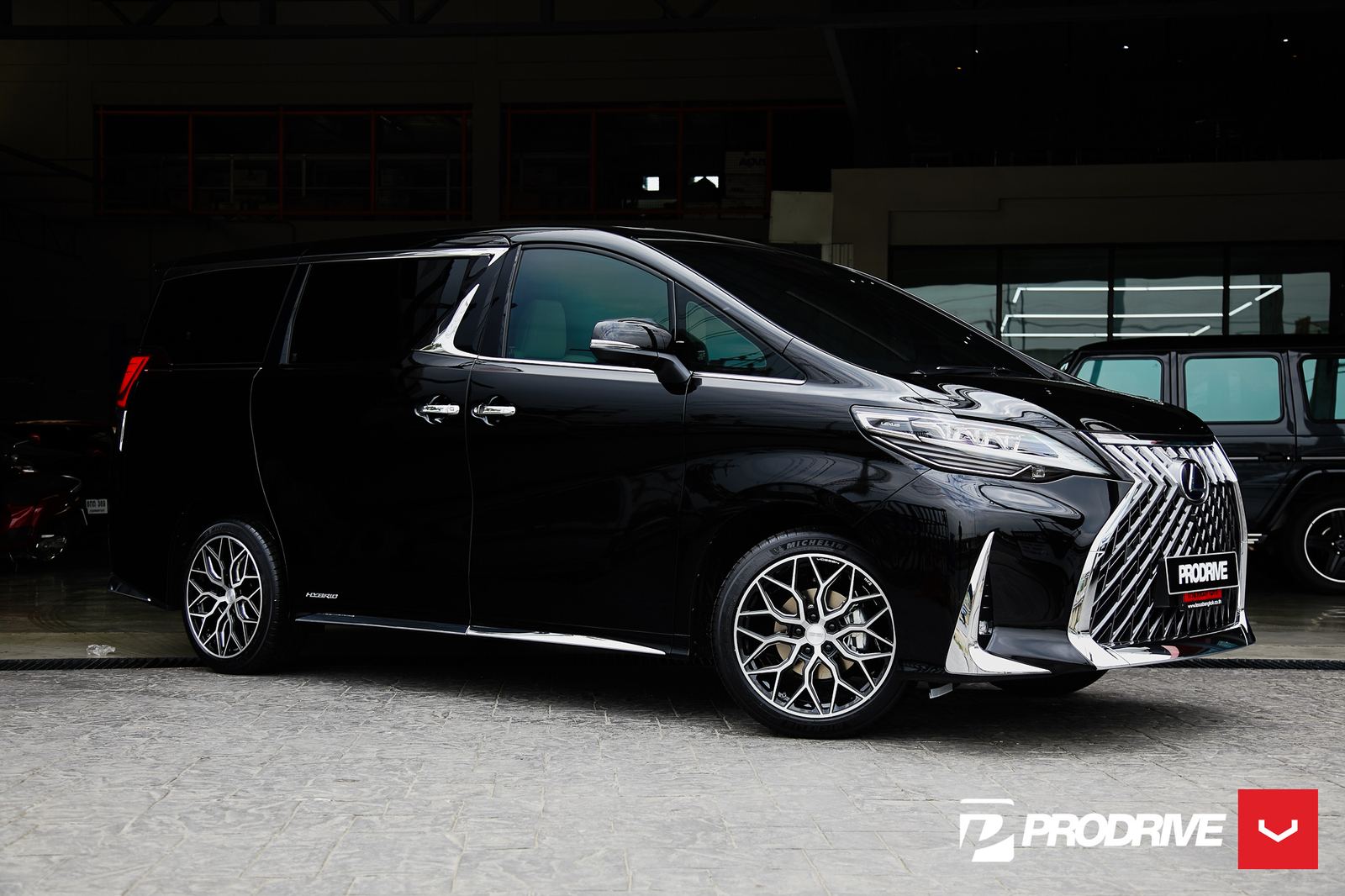 Vossen Forged HF-2 on Lexus LM 2nd gen