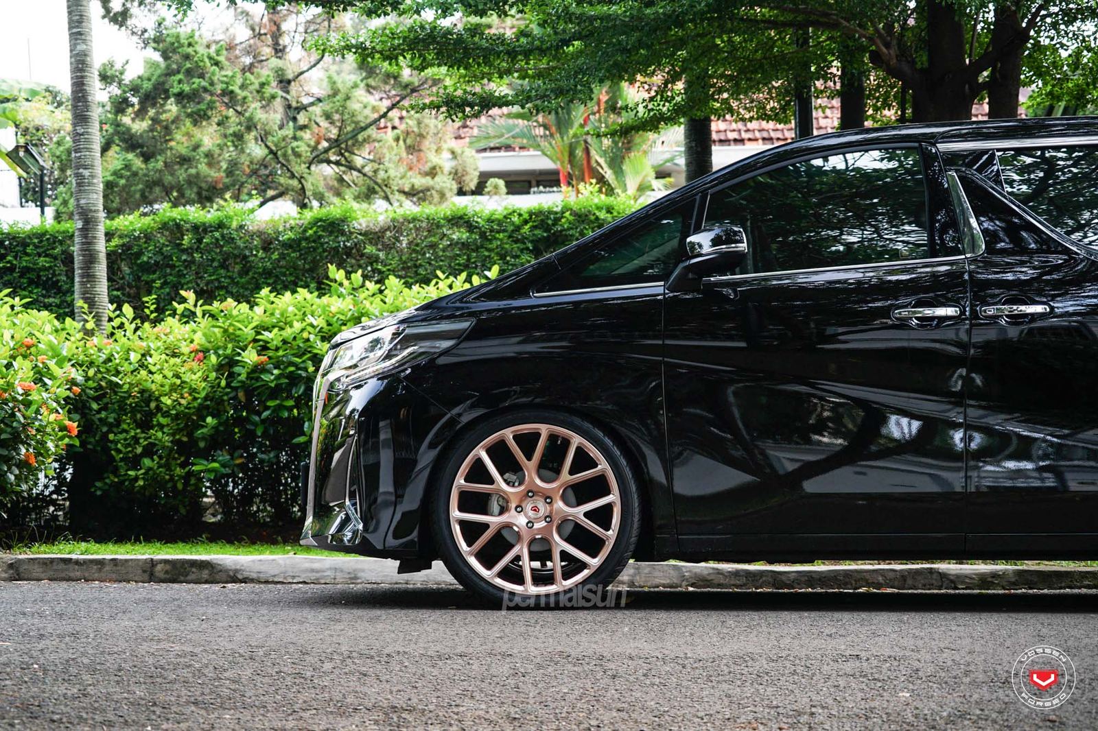 Vossen Forged CG-204 on Toyota Alphard AH30.1, photo 2