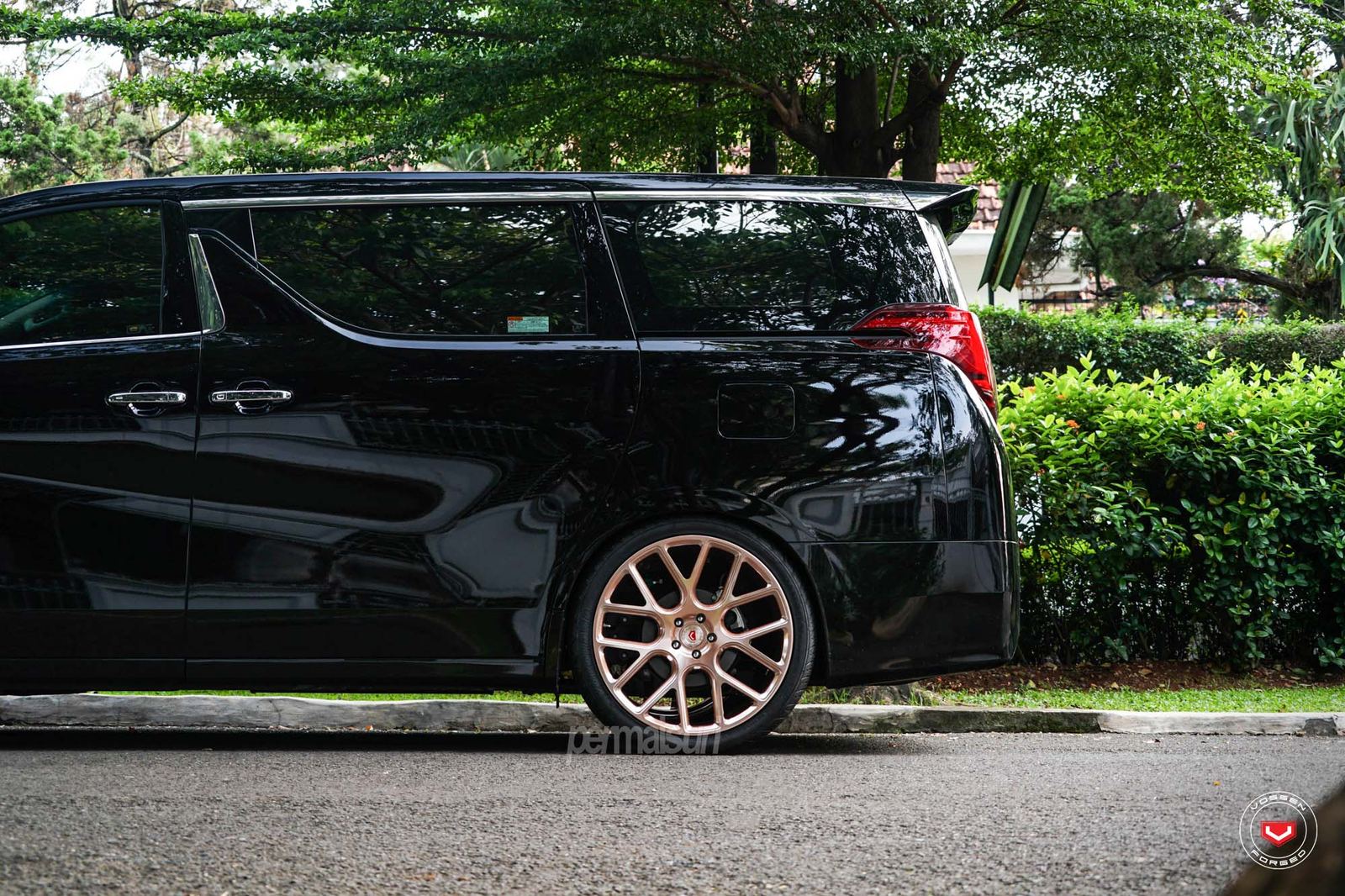 Vossen Forged CG-204 on Toyota Alphard AH30.1, photo 3