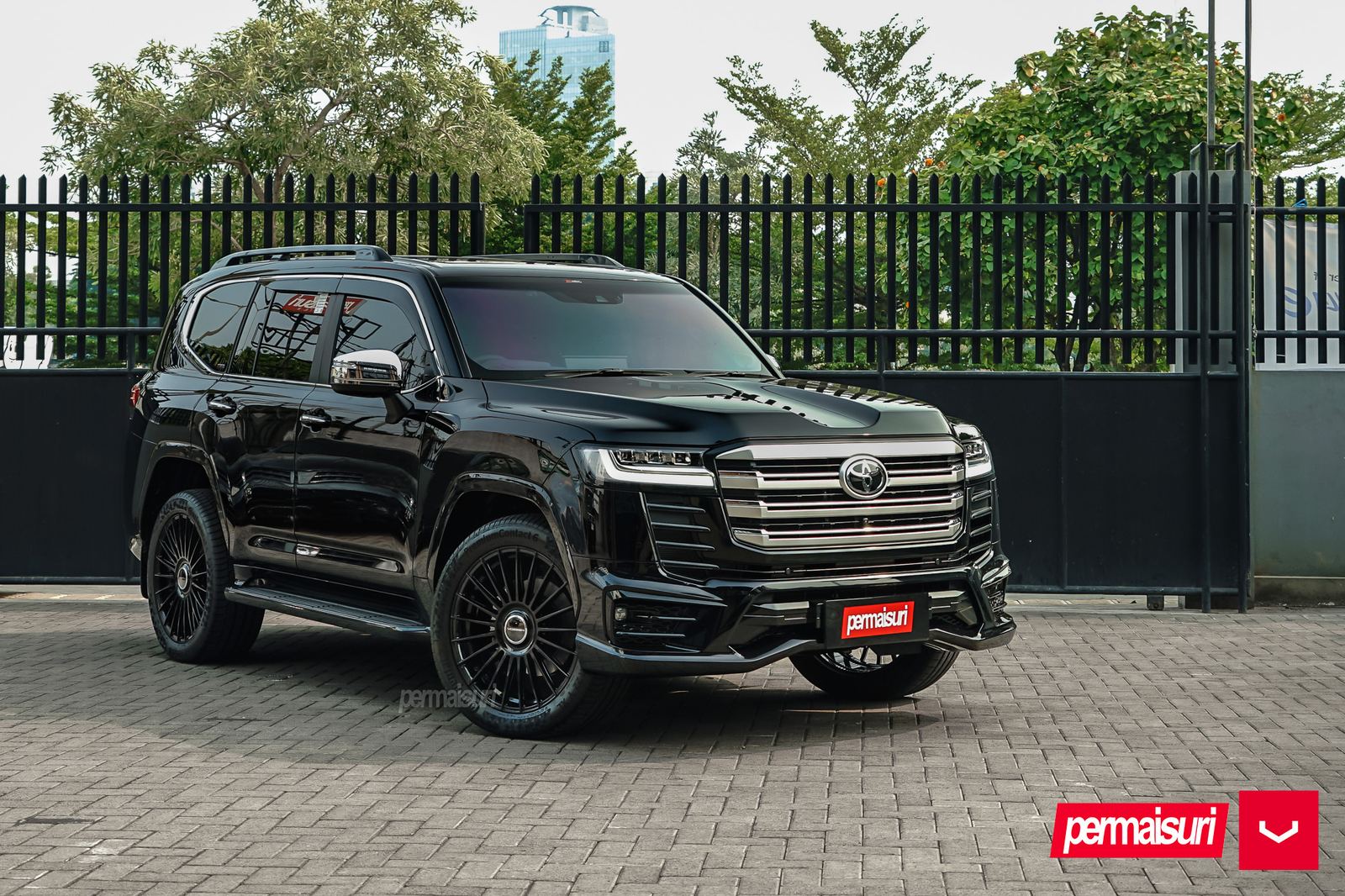 Vossen Forged HF-8 on Toyota Land Cruiser J300