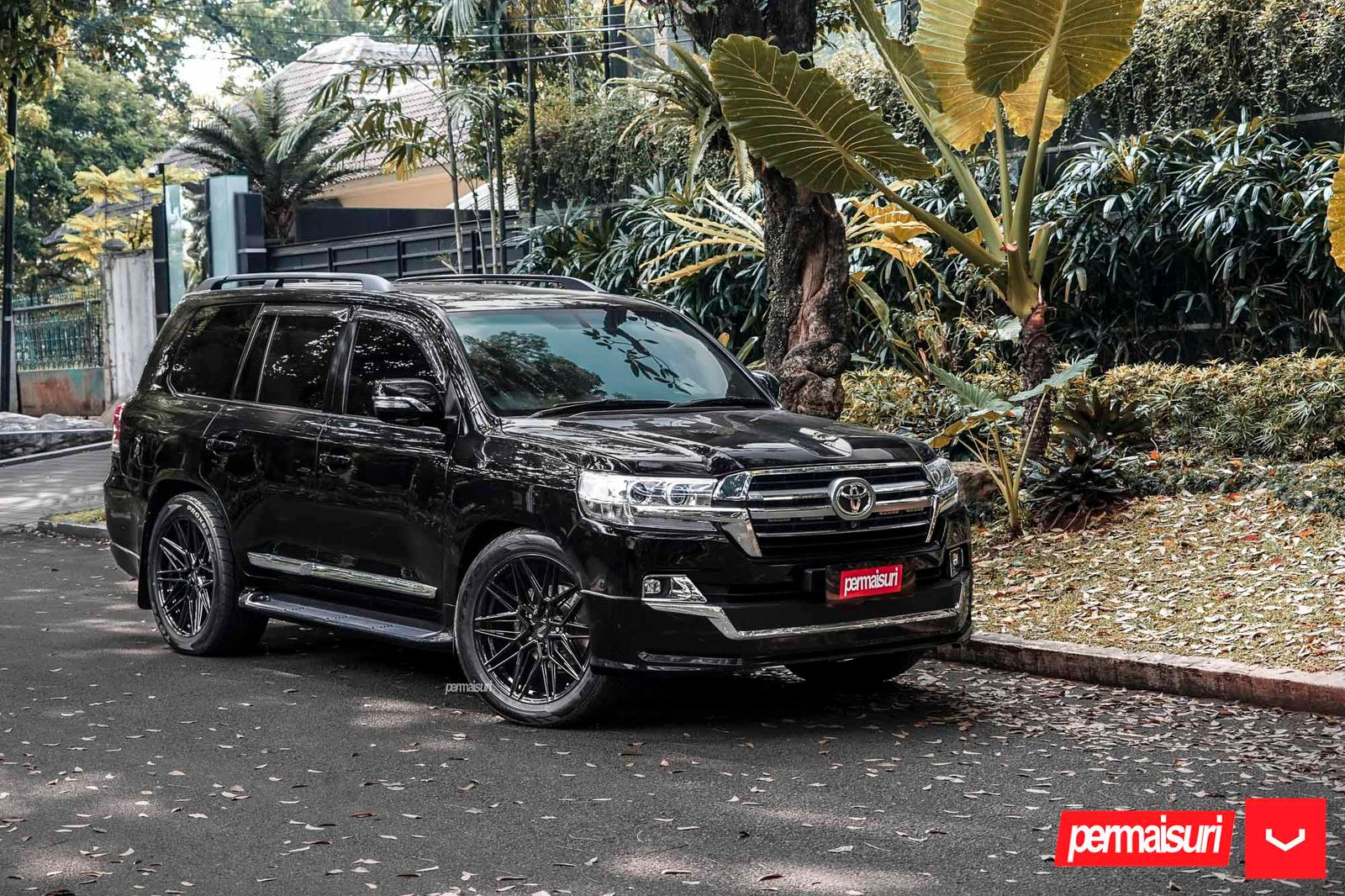 Vossen Forged HF-7 on Toyota Land Cruiser J200.1