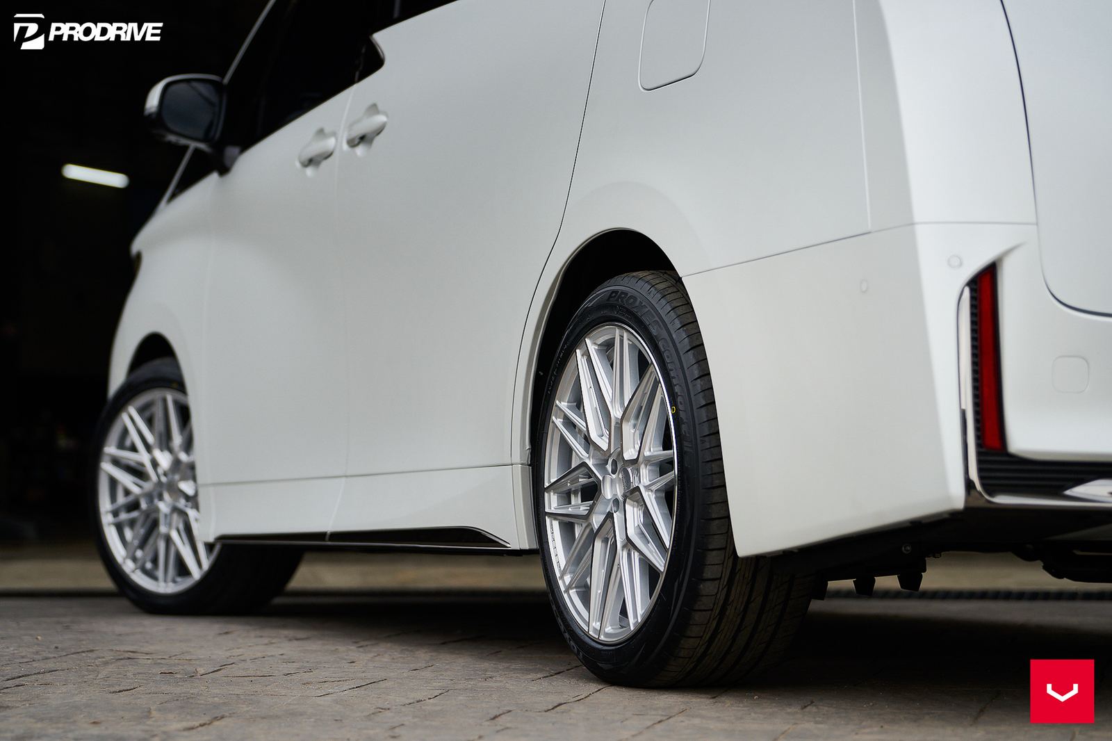Vossen Forged HF-7 on Toyota Vellfire AH40, photo 3