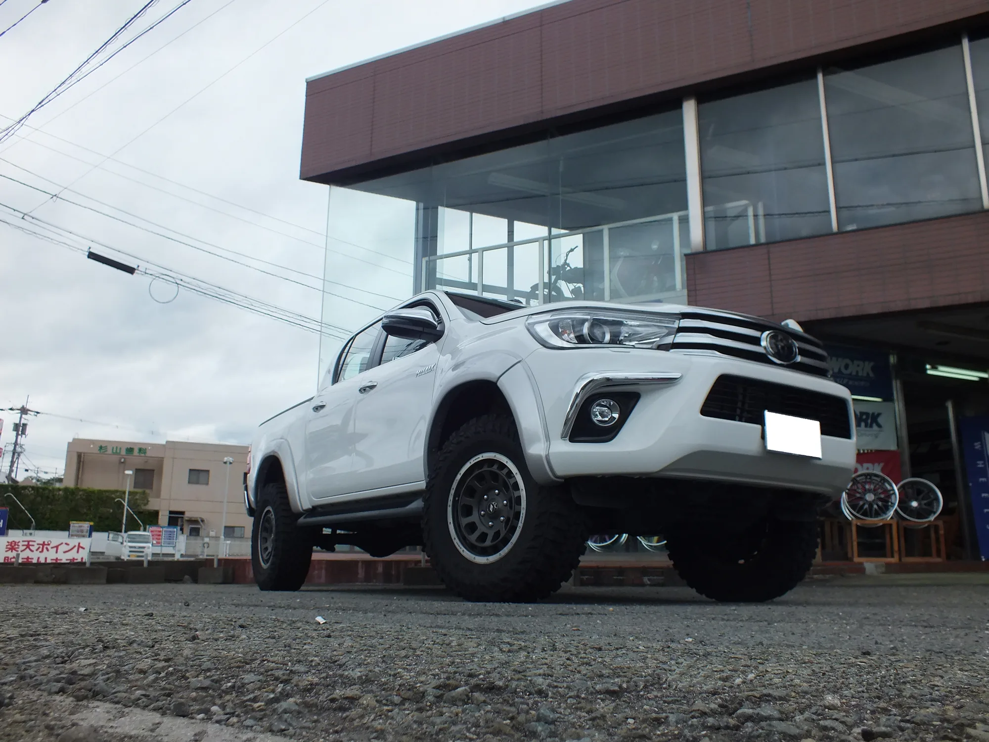 Work Crag T-GRABIC on Toyota Hilux AN120