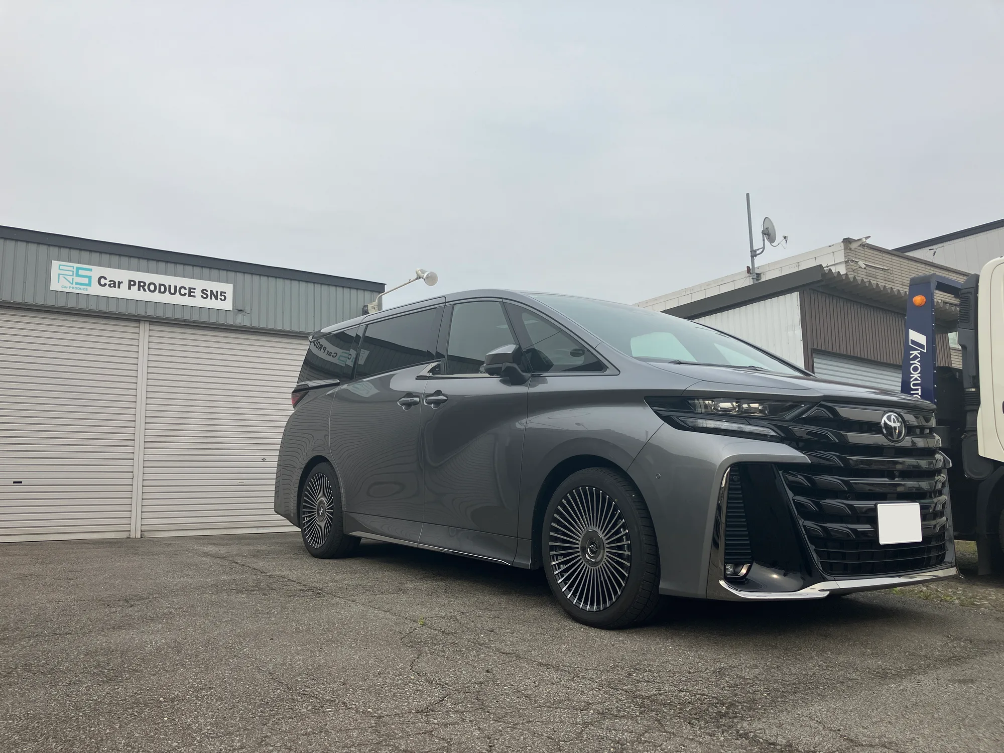 Work Emitz Strahl on Toyota Alphard AH40