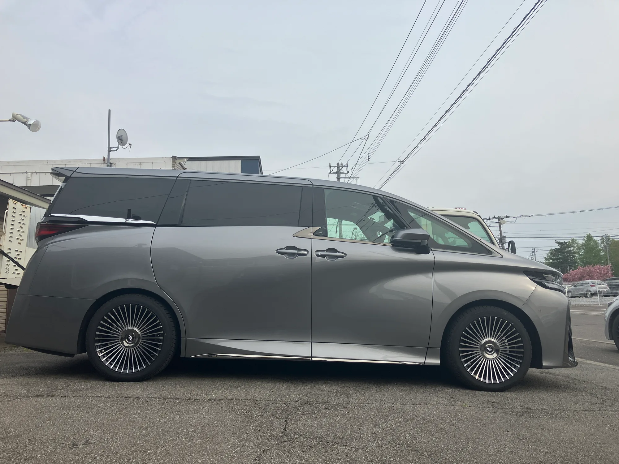 Work Emitz Strahl on Toyota Alphard AH40, photo 2