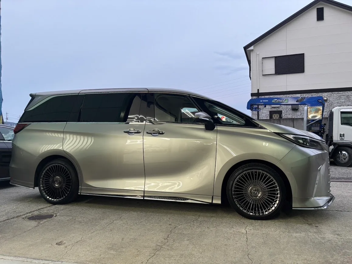 Work Emitz Strahl on Lexus LM 2nd gen, photo 2