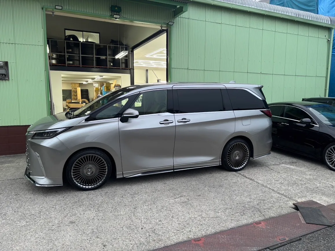Work Emitz Strahl on Lexus LM 2nd gen