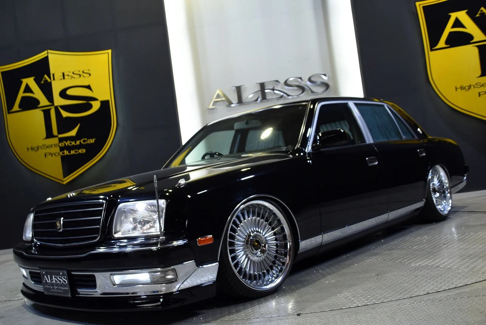 Work Emitz on Toyota Century GZG50