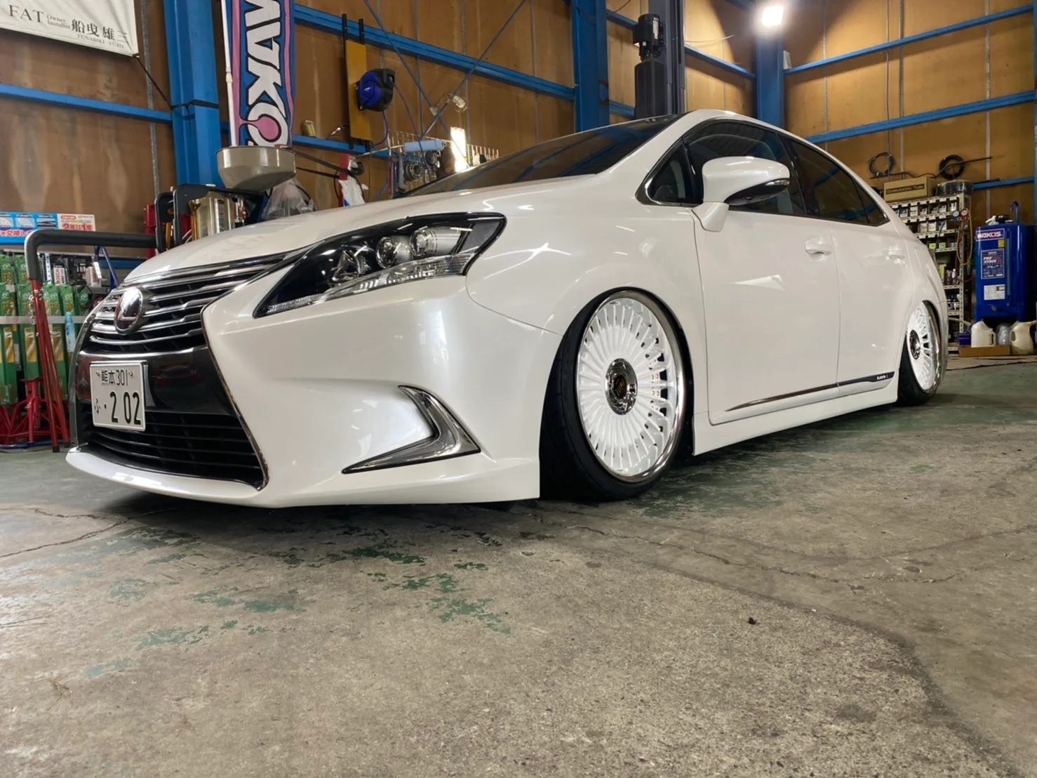 Work Emitz on Lexus HS 250h (2009-2012)
