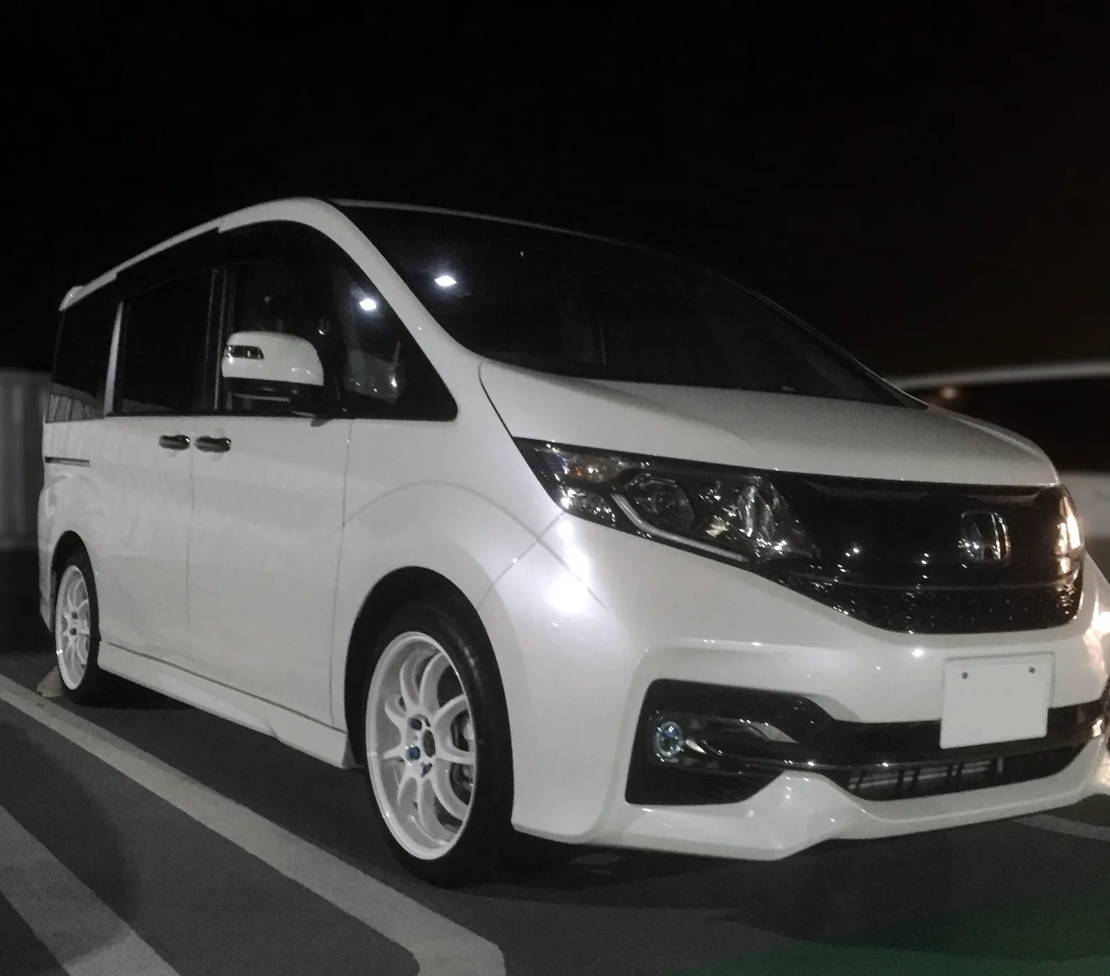 Work Emotion D9R on Honda StepWGN RP1-RP5 (5th gen)