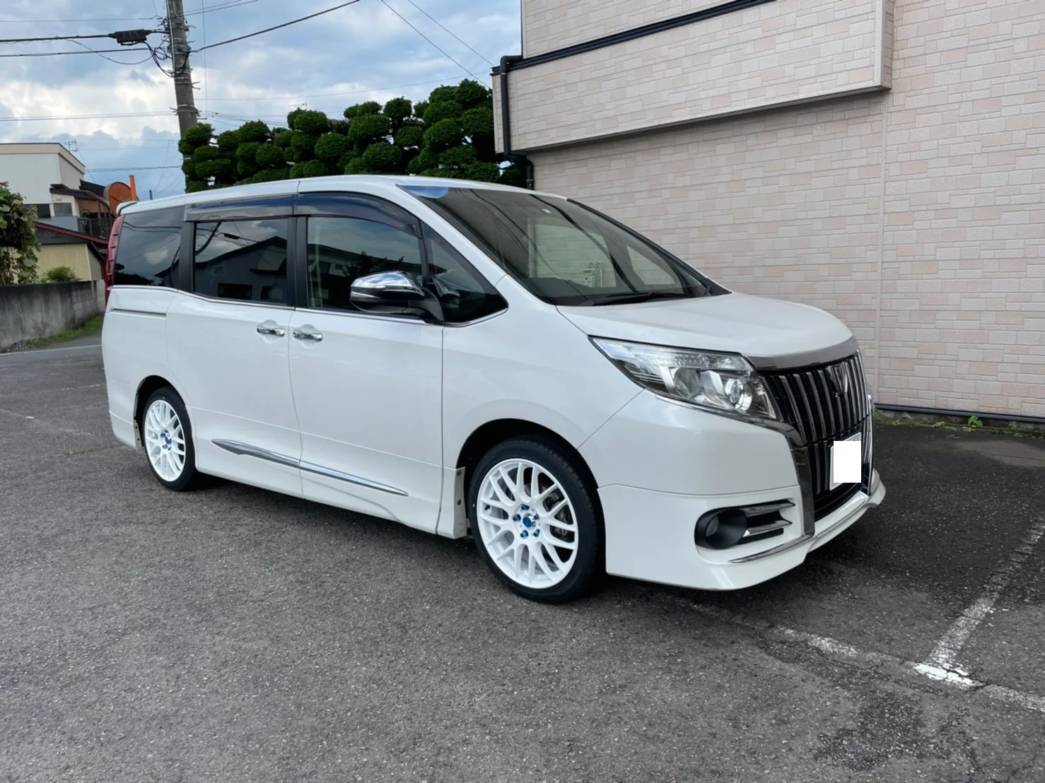 Work Emotion M8R on Toyota Esquire R80