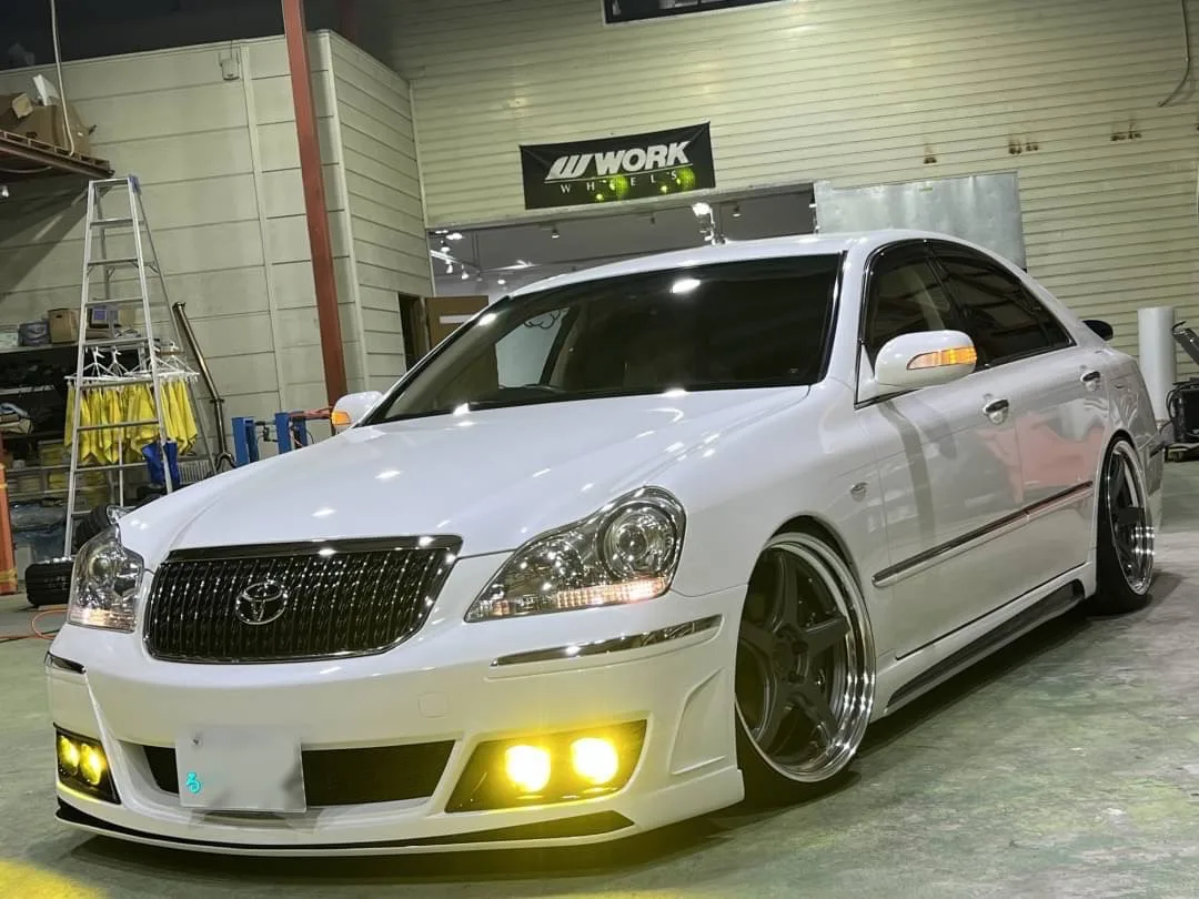 Work Emotion T5R 2P on Toyota Crown Majesta S180
