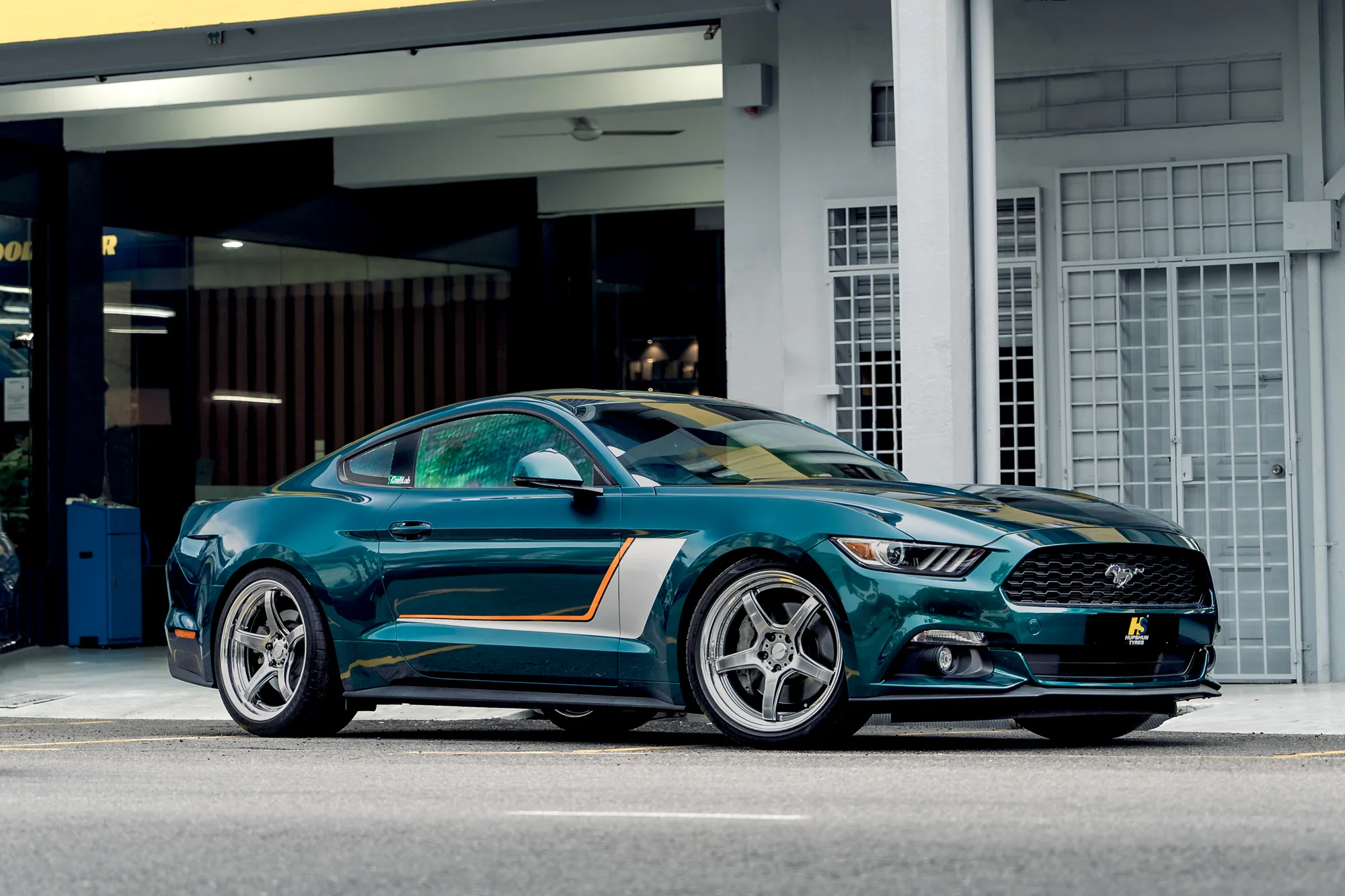 Work Emotion T5R 2P on Ford Mustang S550.1