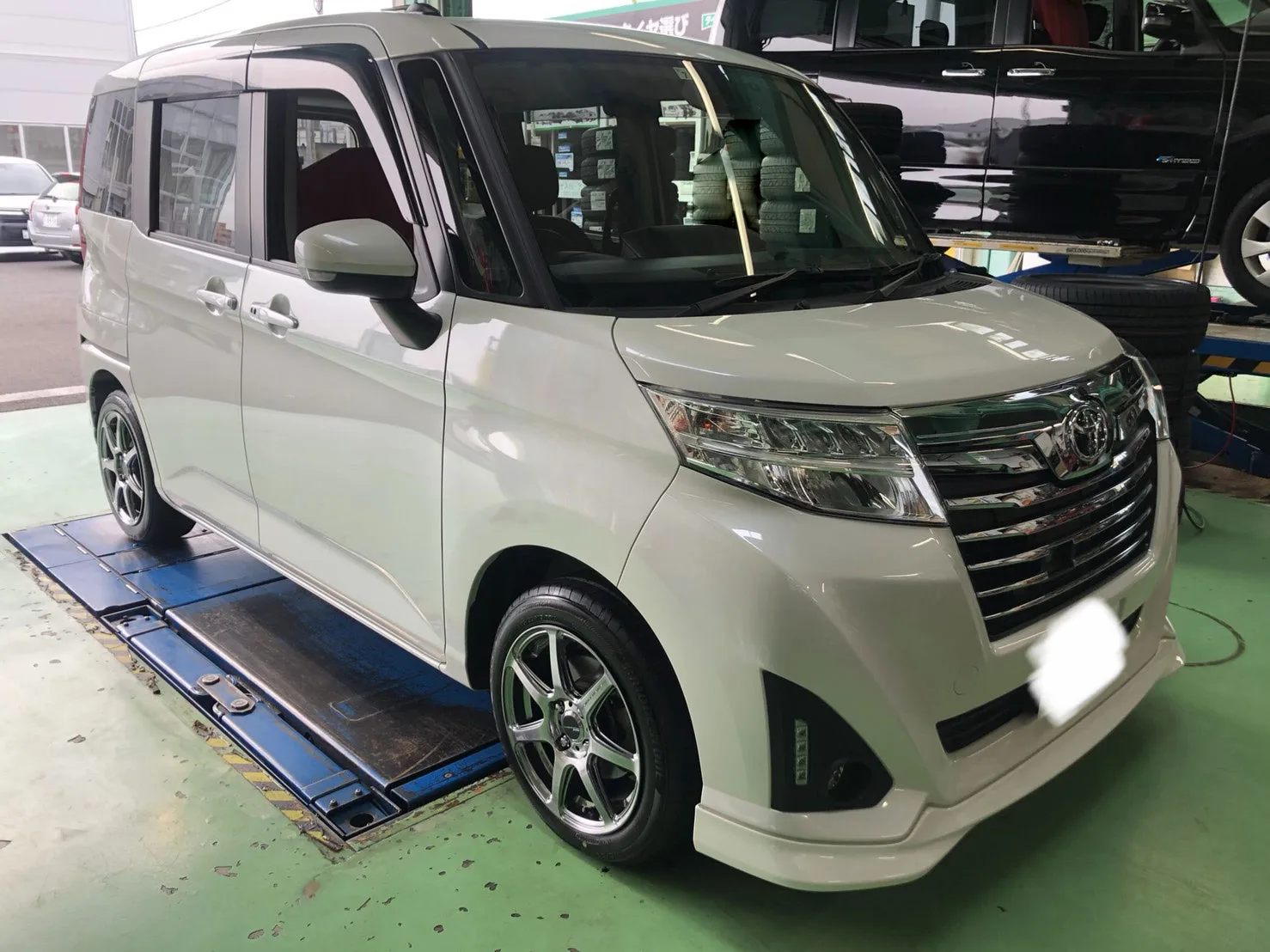 Work Emotion T7R on Toyota Roomy M900