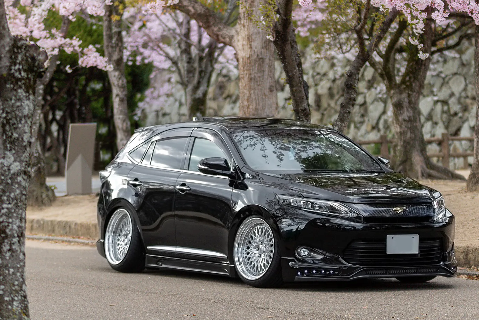 Work Gran Seeker CCX on Toyota Harrier XU60