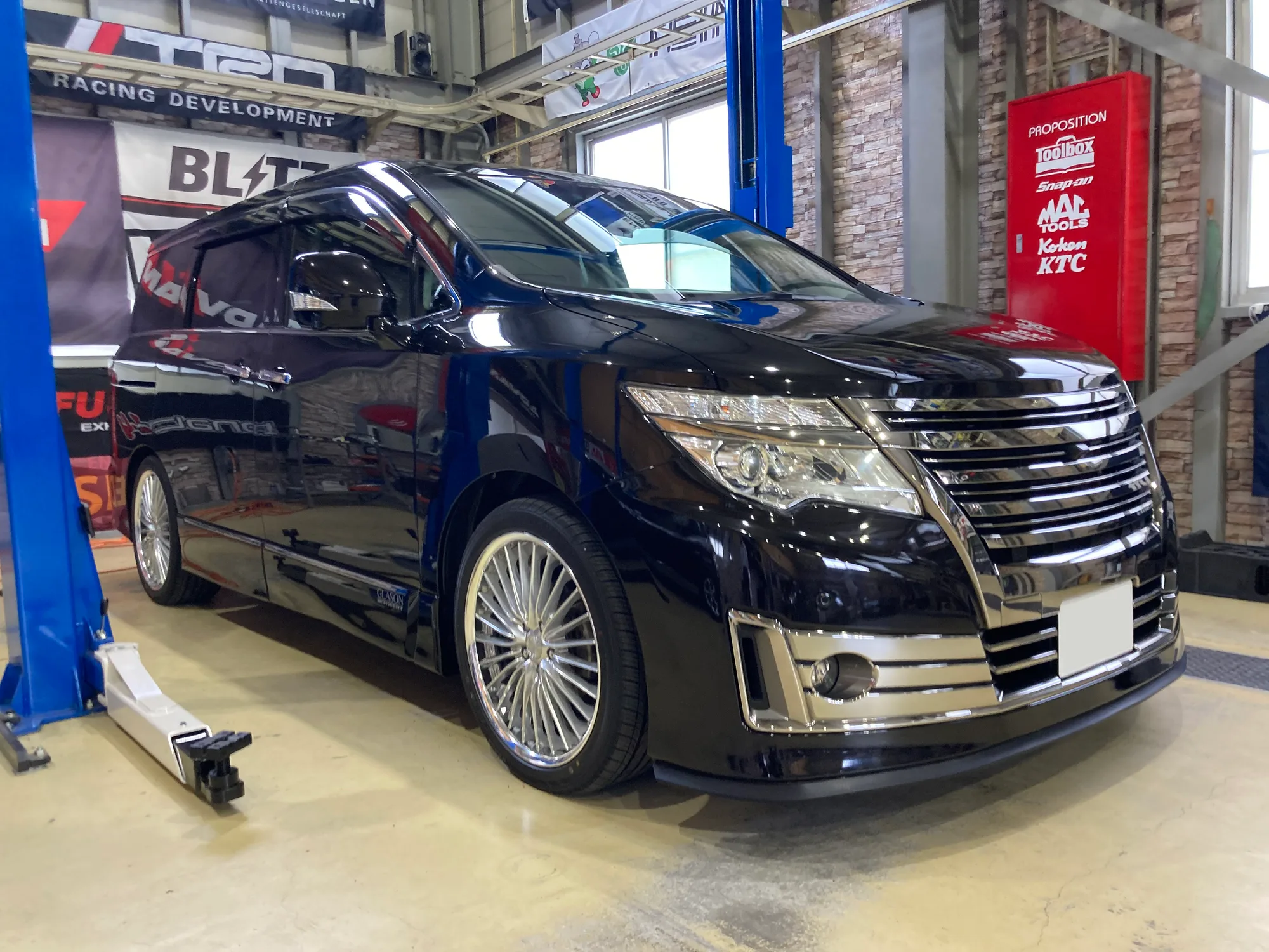 Work Schwert Glason on Nissan Elgrand E52
