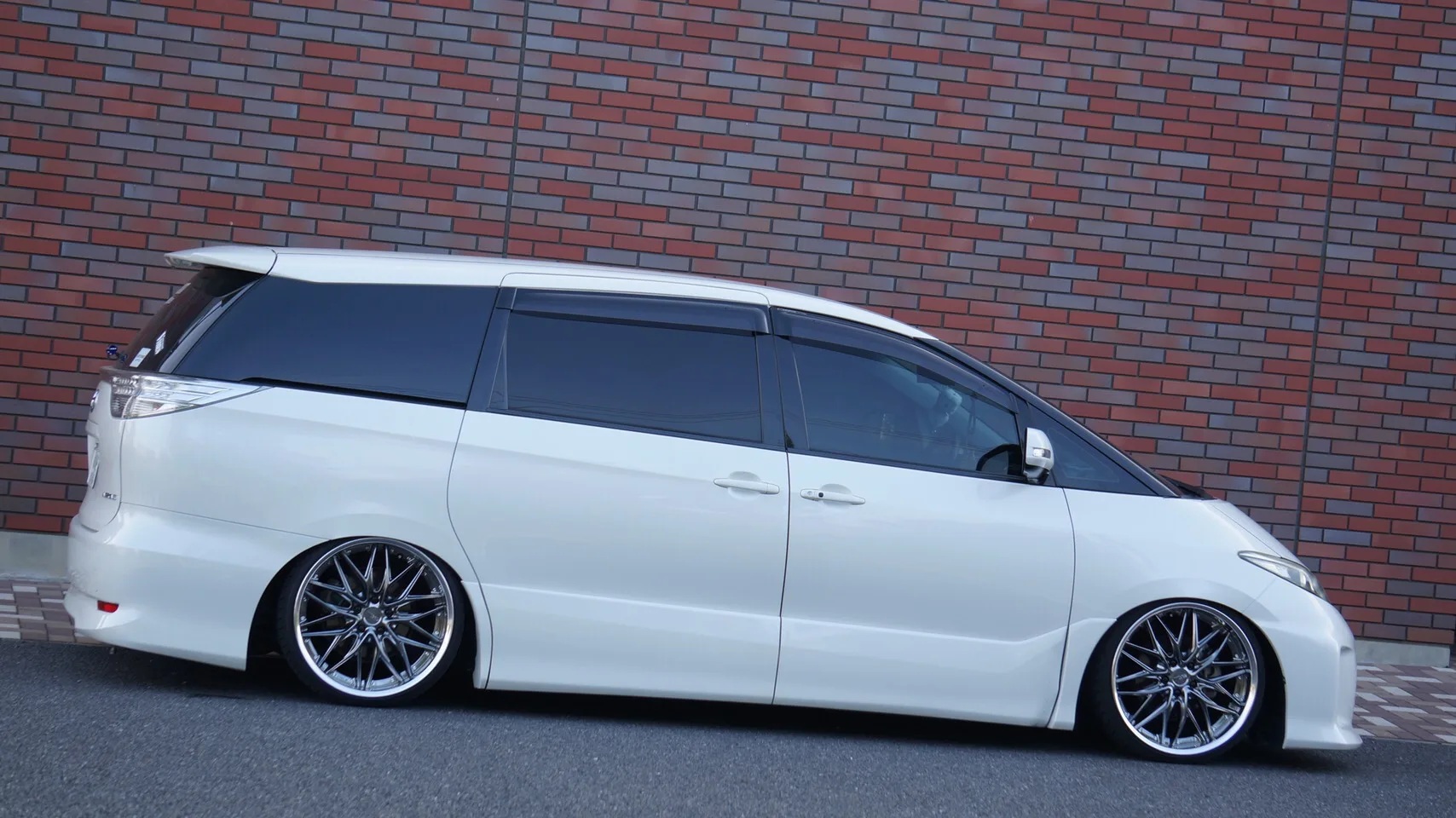Work Schwert Quell on Toyota Estima XR50