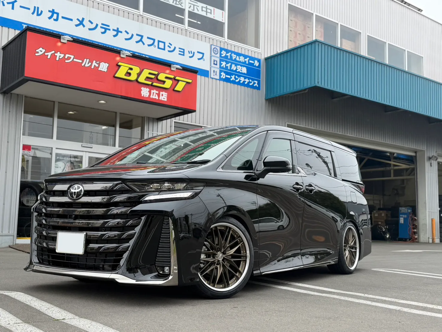Work Schwert QUELL2 on Toyota Vellfire AH40