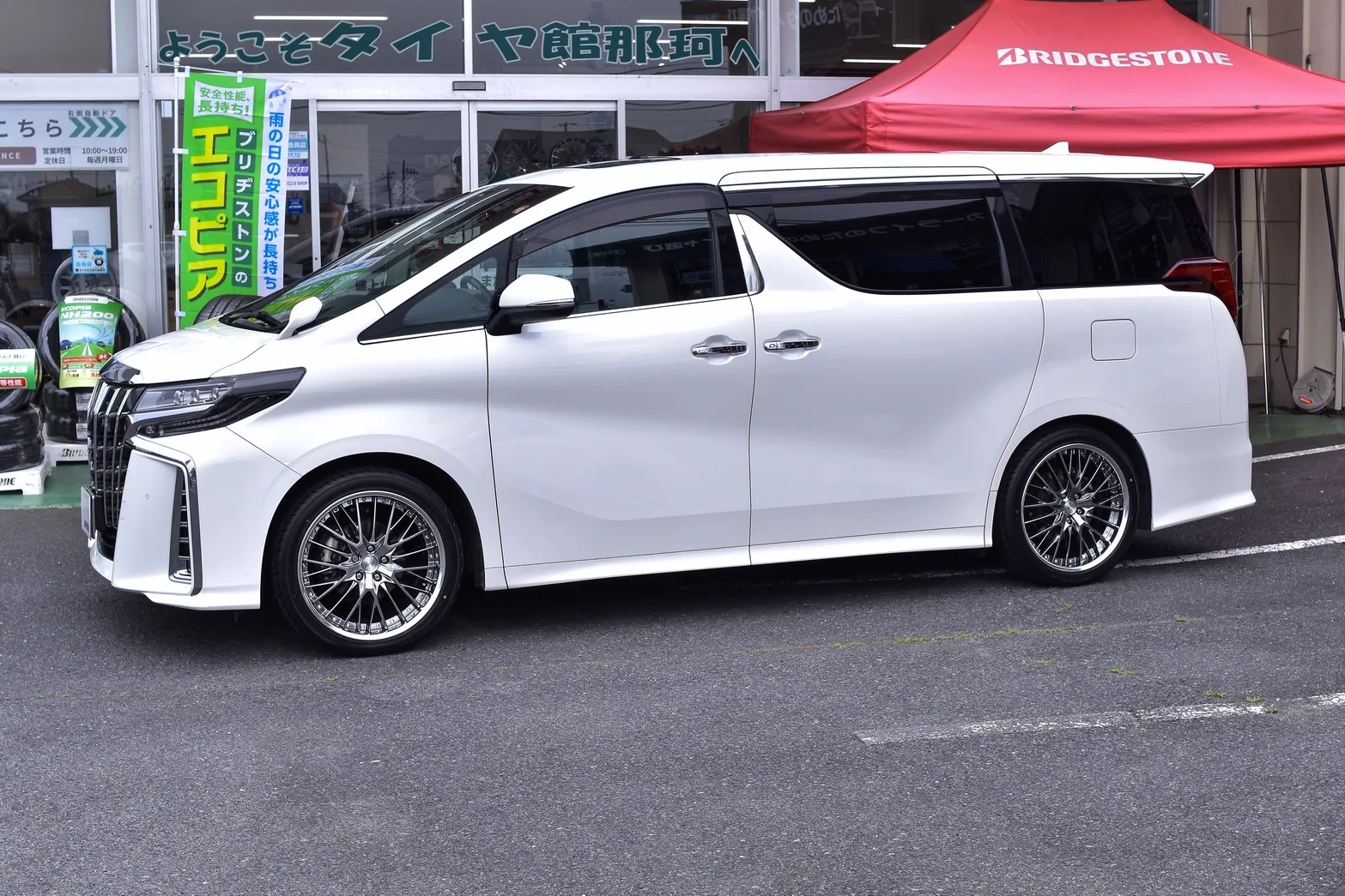 Work Schwert SG2 on Toyota Vellfire AH30