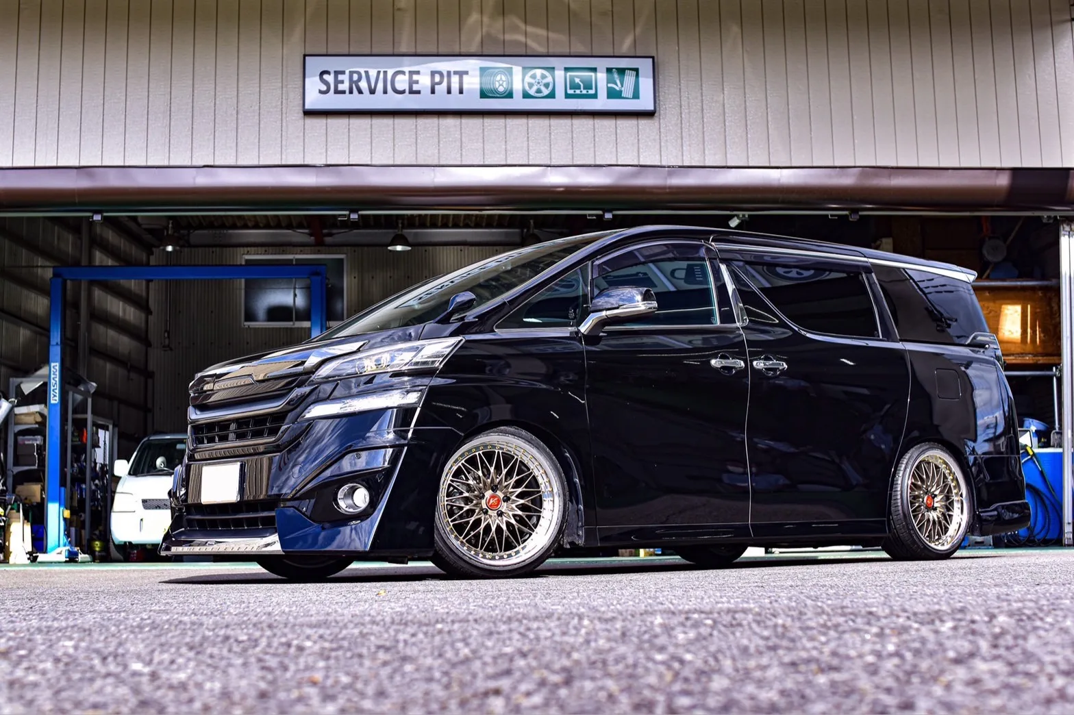 Work VS XV on Toyota Vellfire AH30, photo 10
